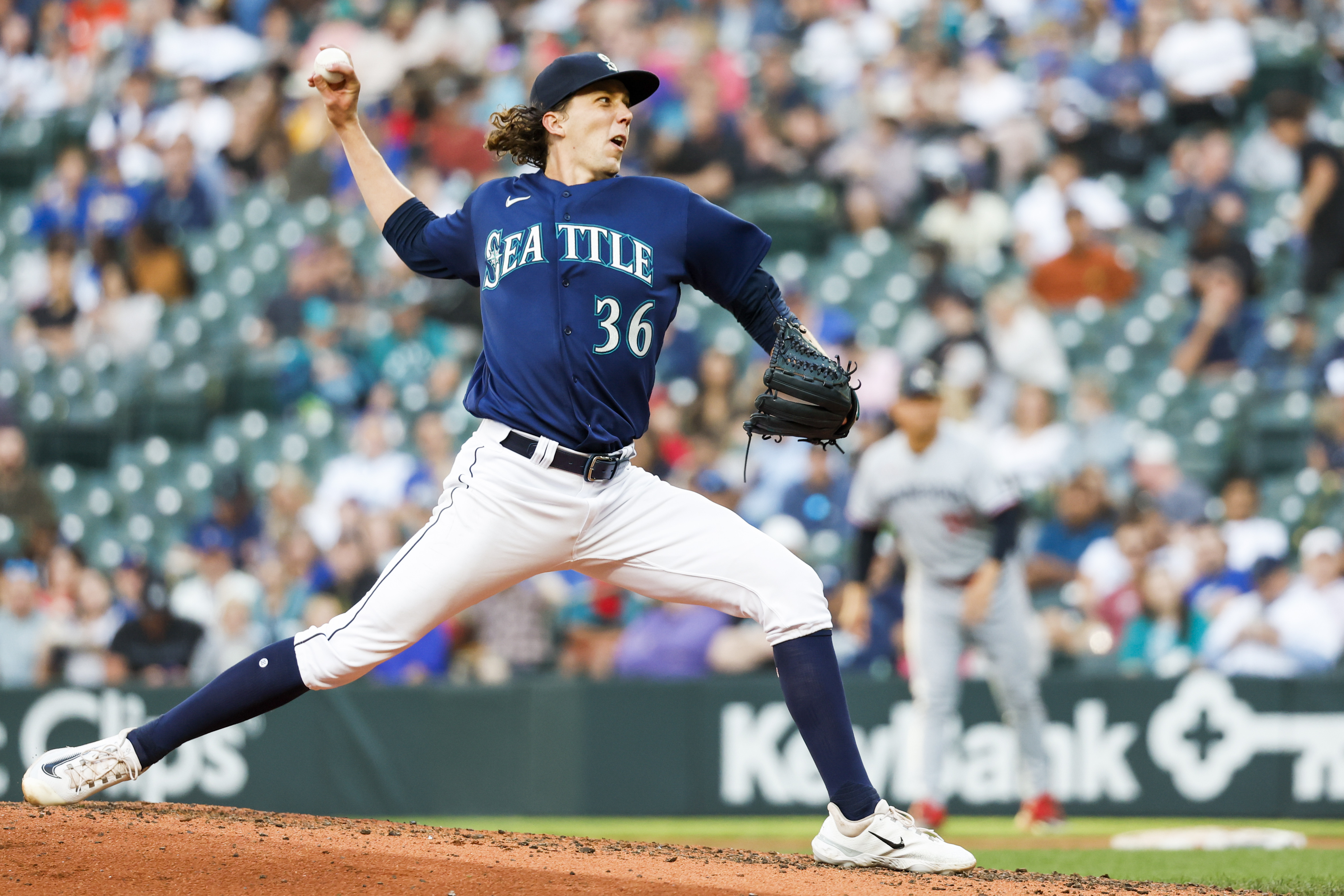 Mariners hold on to capture opener vs. Twins