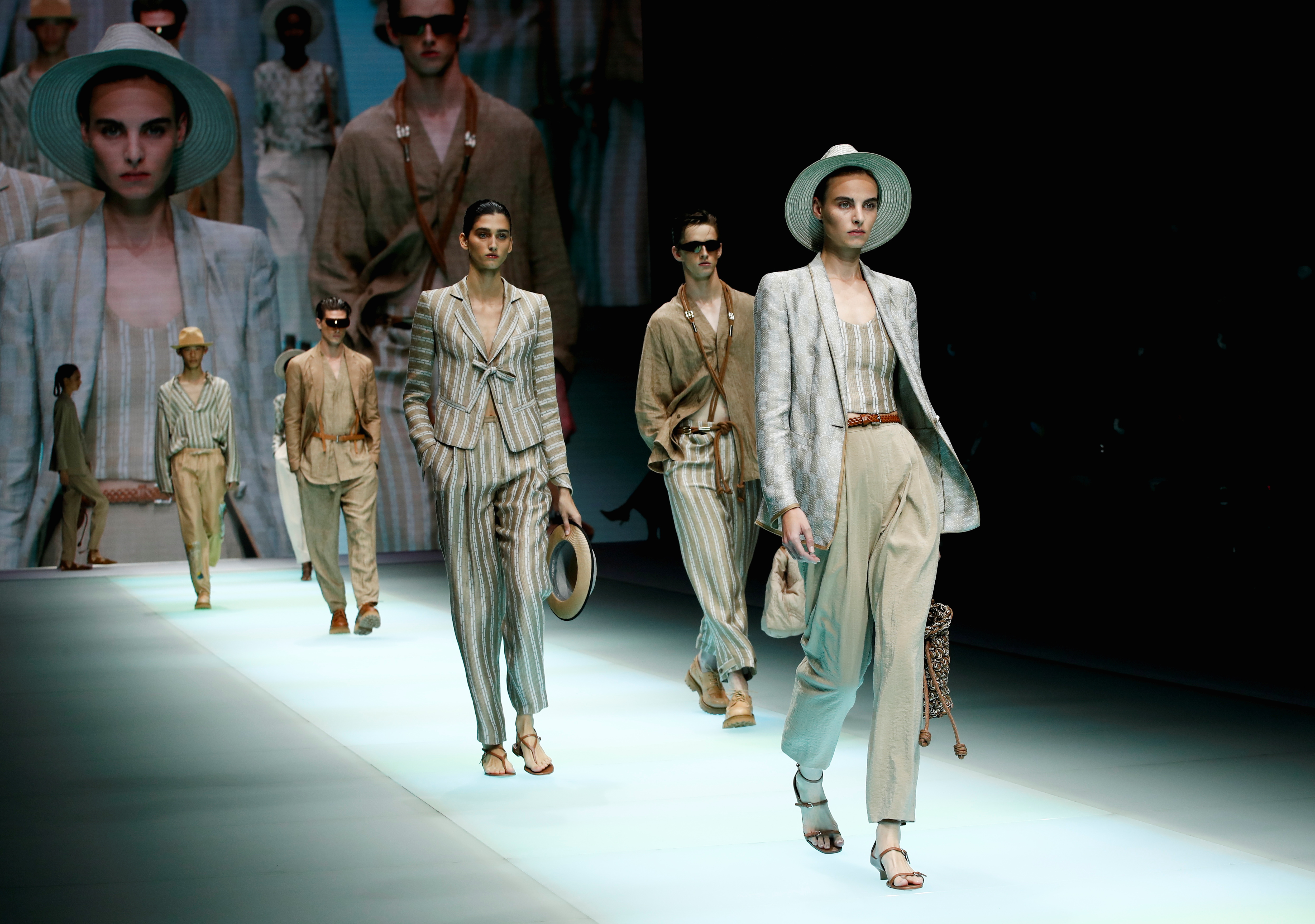Kers Gemoedsrust Perth Emporio Armani marks 40 years with soft, fluid spring collection | Reuters