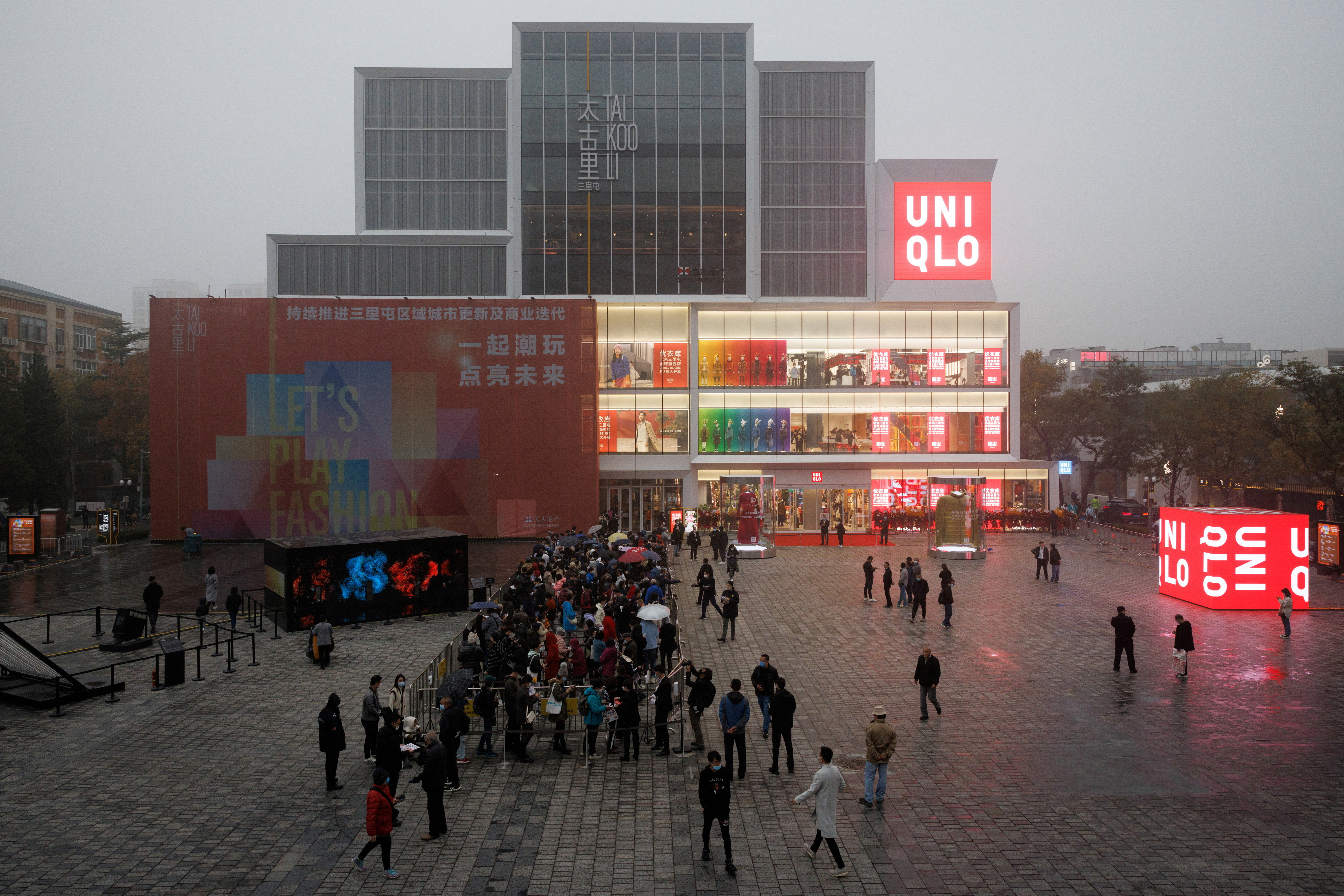 duidelijkheid lelijk studie Uniqlo owner set for record annual profit, but all eyes on China showing |  Reuters
