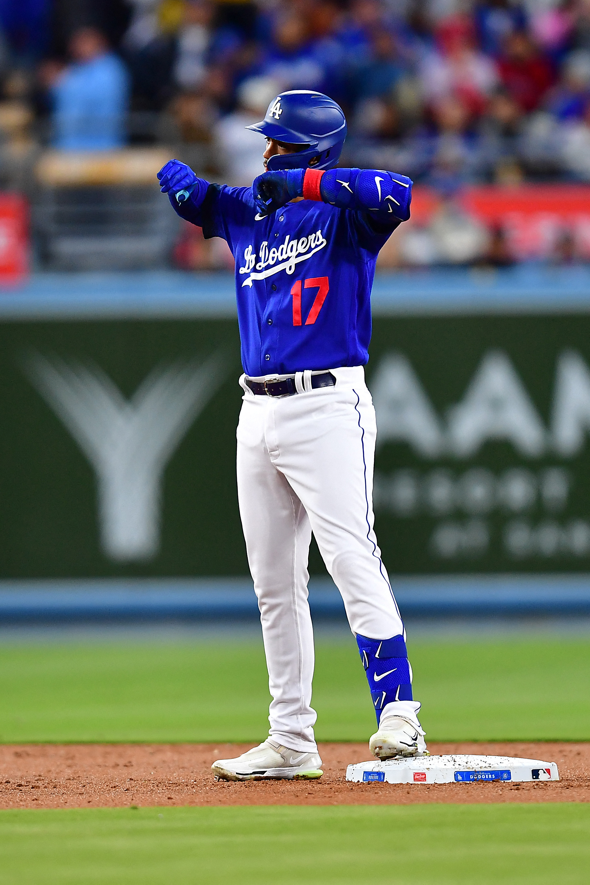 Julio Urías dominates Phillies for 7 innings as Dodgers win 5th straight –  Orange County Register