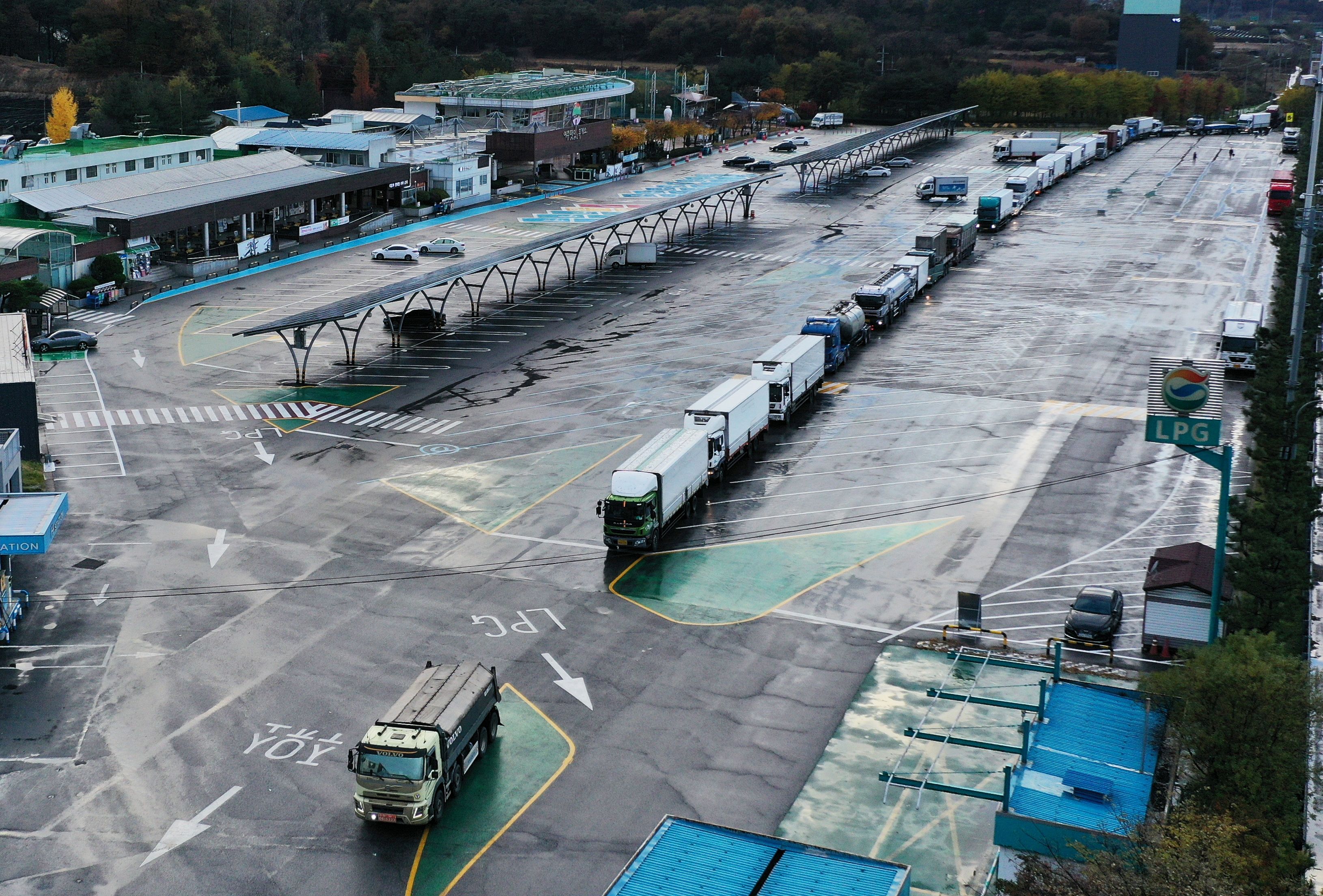 Trucks wait in a line to get urea at a service area in Yeoju, South Korea, November 8, 2021. Yonhap via REUTERS
