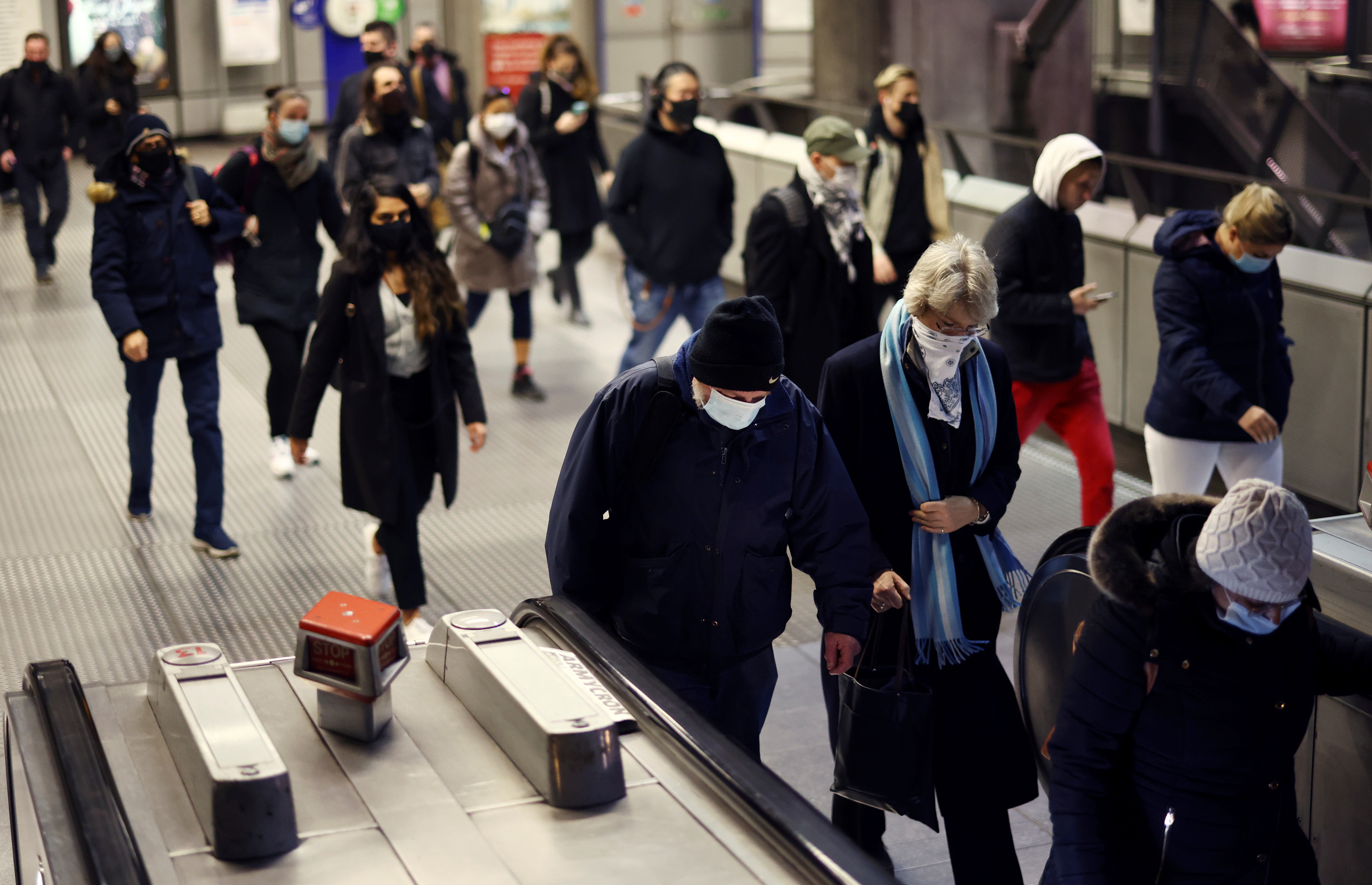 Njerëzit ecin nëpër stacionin e metrosë Westminster gjatë orës së pikut të mëngjesit, mes shpërthimit të sëmundjes së koronavirusit (COVID-19) në Londër, Britani, 1 dhjetor 2021. REUTERS/Henry Nicholls
