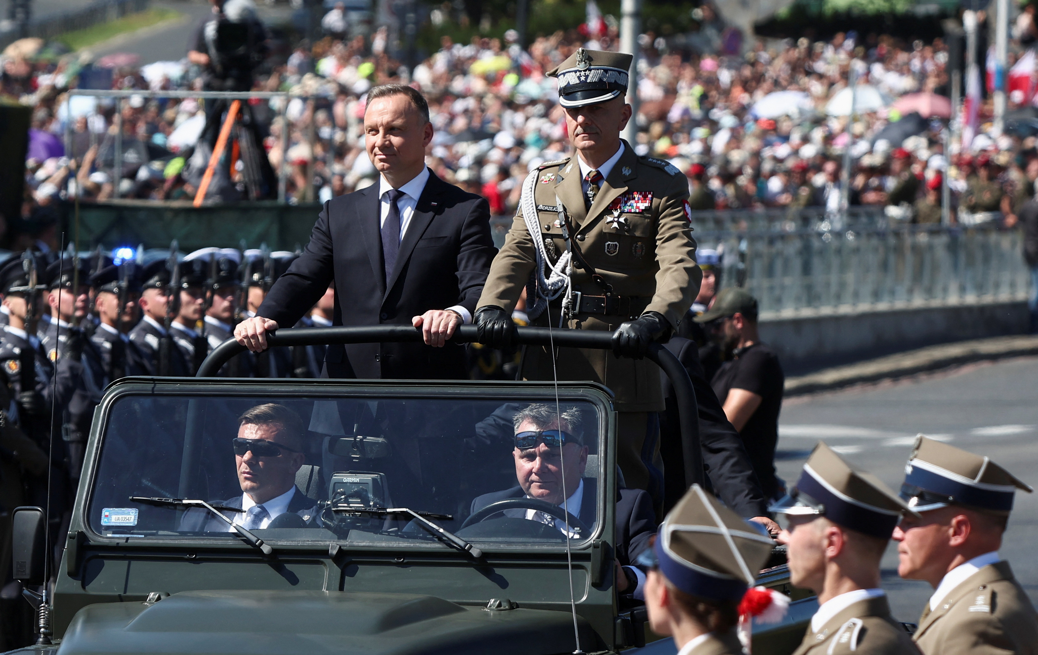 Two top Polish army commanders quit 5 days ahead of election