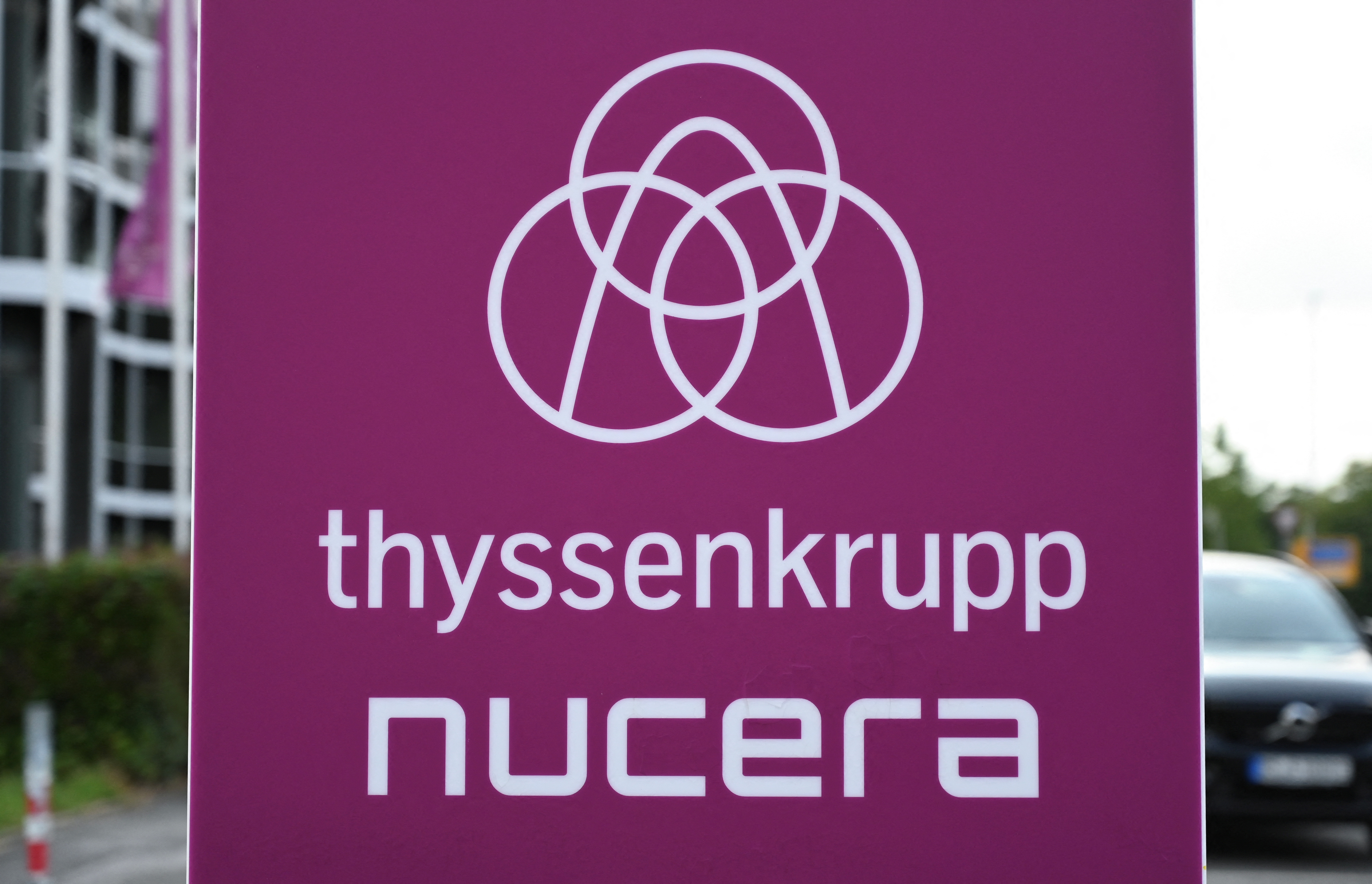 Logo của Thyssenkrupp Nucera được nhìn thấy ở Dortmund