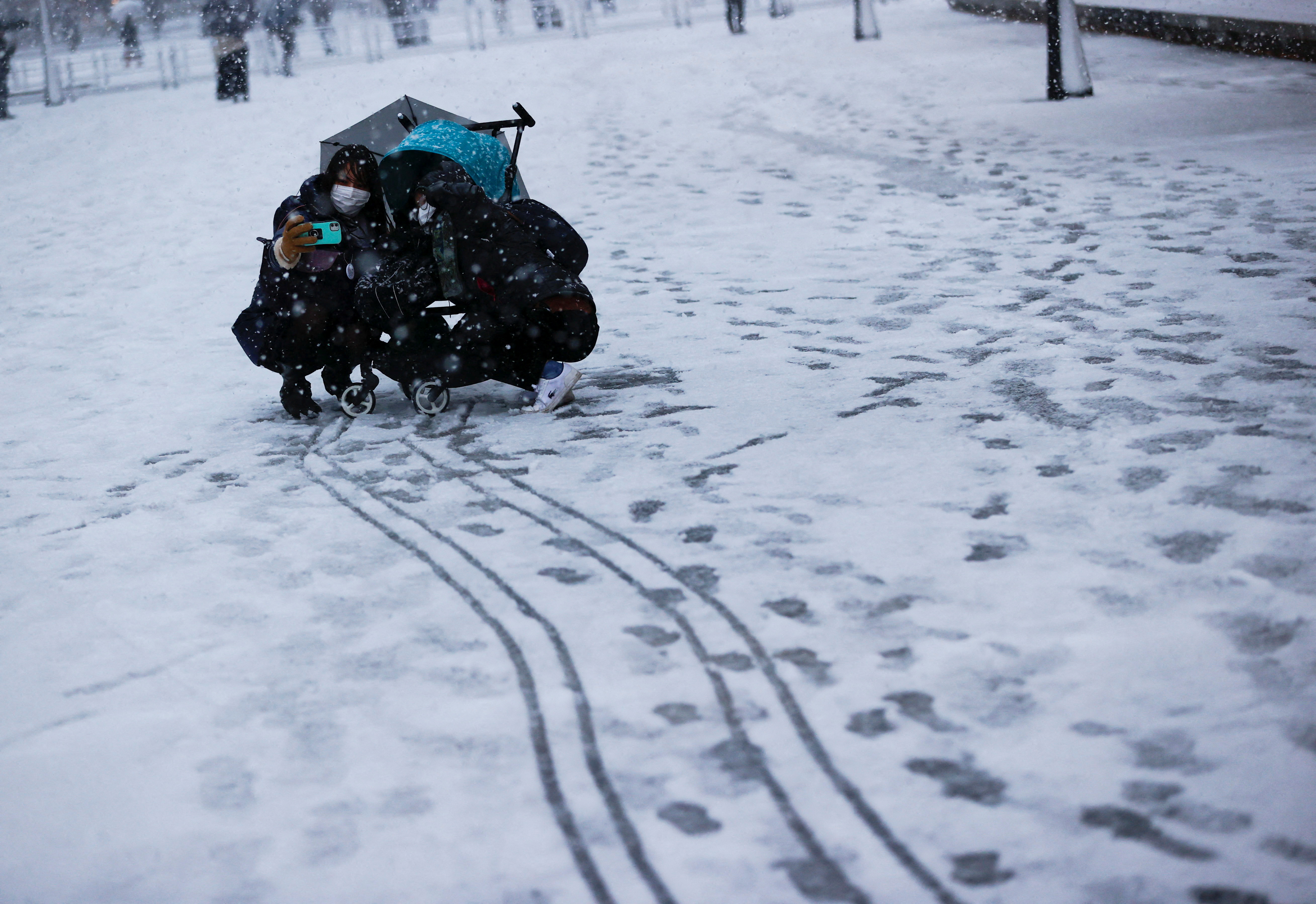 Rare snow in Tokyo blankets shrines, cancels flights