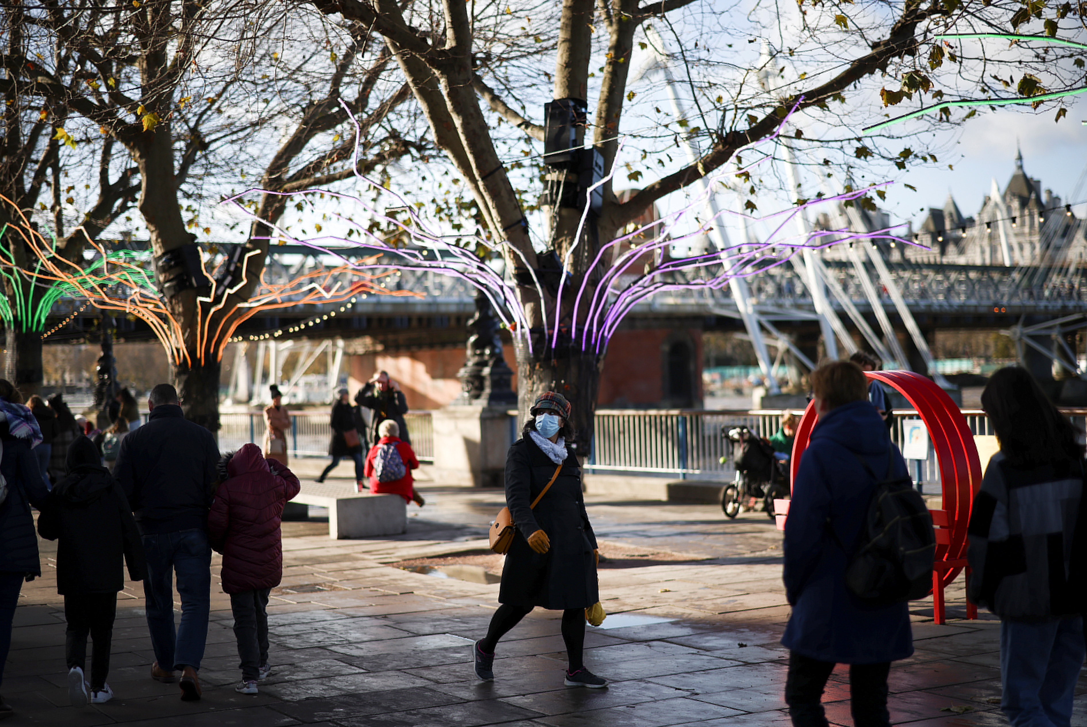 Kaitsvat näomaski kandev inimene kõnnib 19. detsembril 4 Suurbritannias Londonis keset koronaviiruse haiguse (COVID-2021) puhangut Lõunakaldal mööda hooajalisi valgustusi. REUTERS/Henry Nicholls