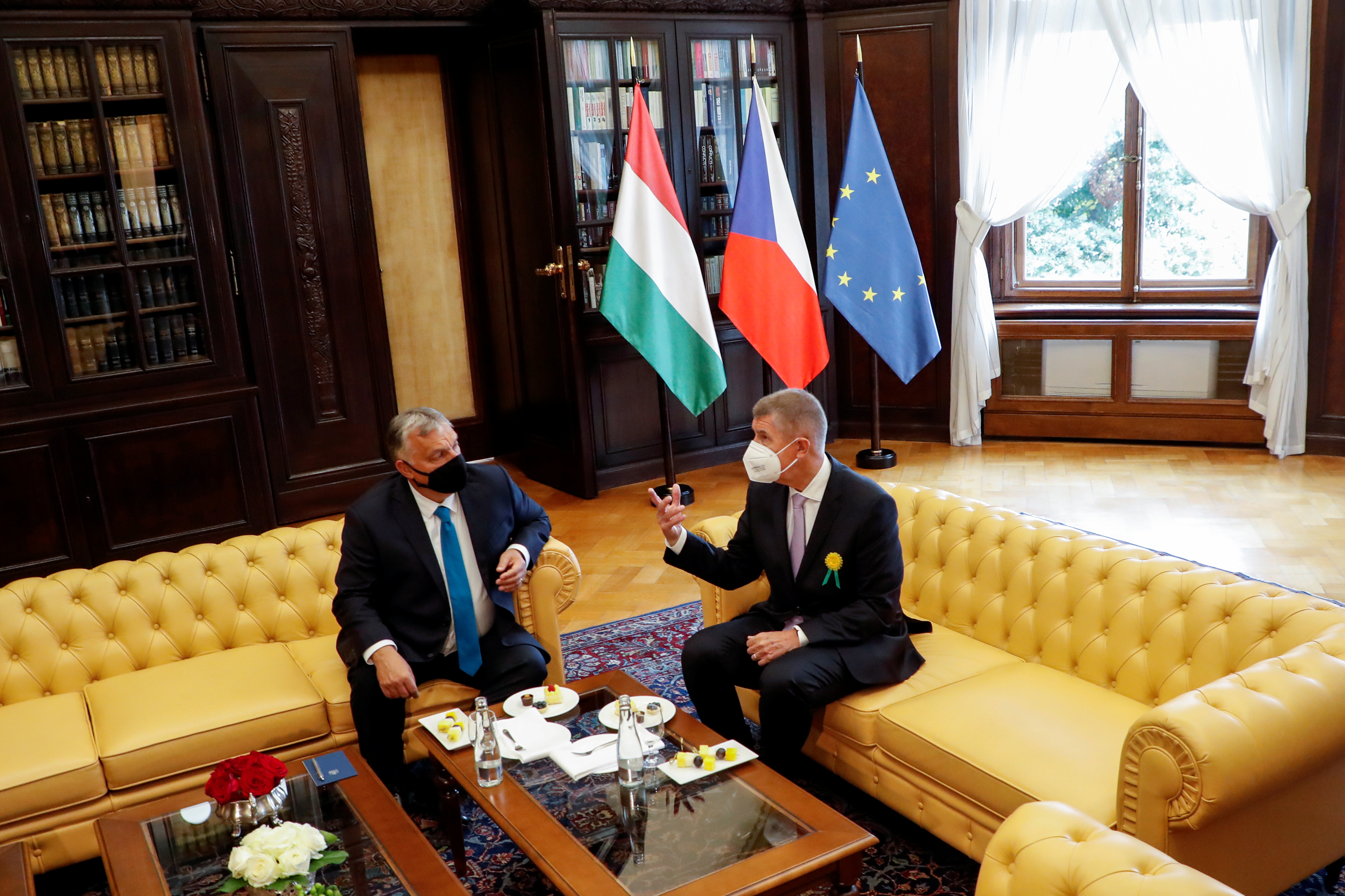 O primeiro ministro da República Checa, Andrej Babis, reúnese co primeiro ministro de Hungría, Viktor Orban, na vila de Kramar en Praga, República Checa, o 29 de setembro de 2021. REUTERS / David W Cerny