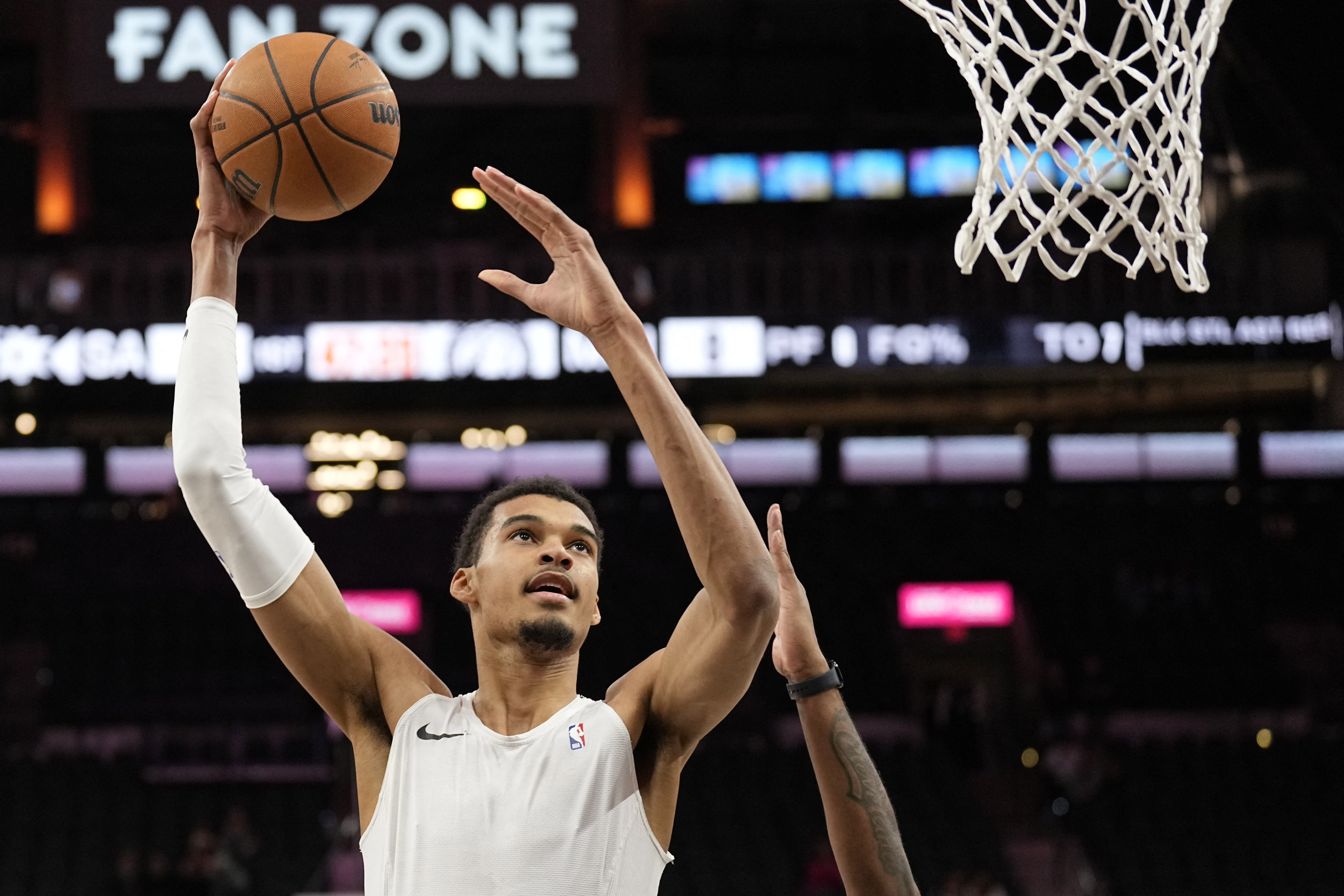 NBA: Johnson's late basket lifts Spurs to stunning win over Suns