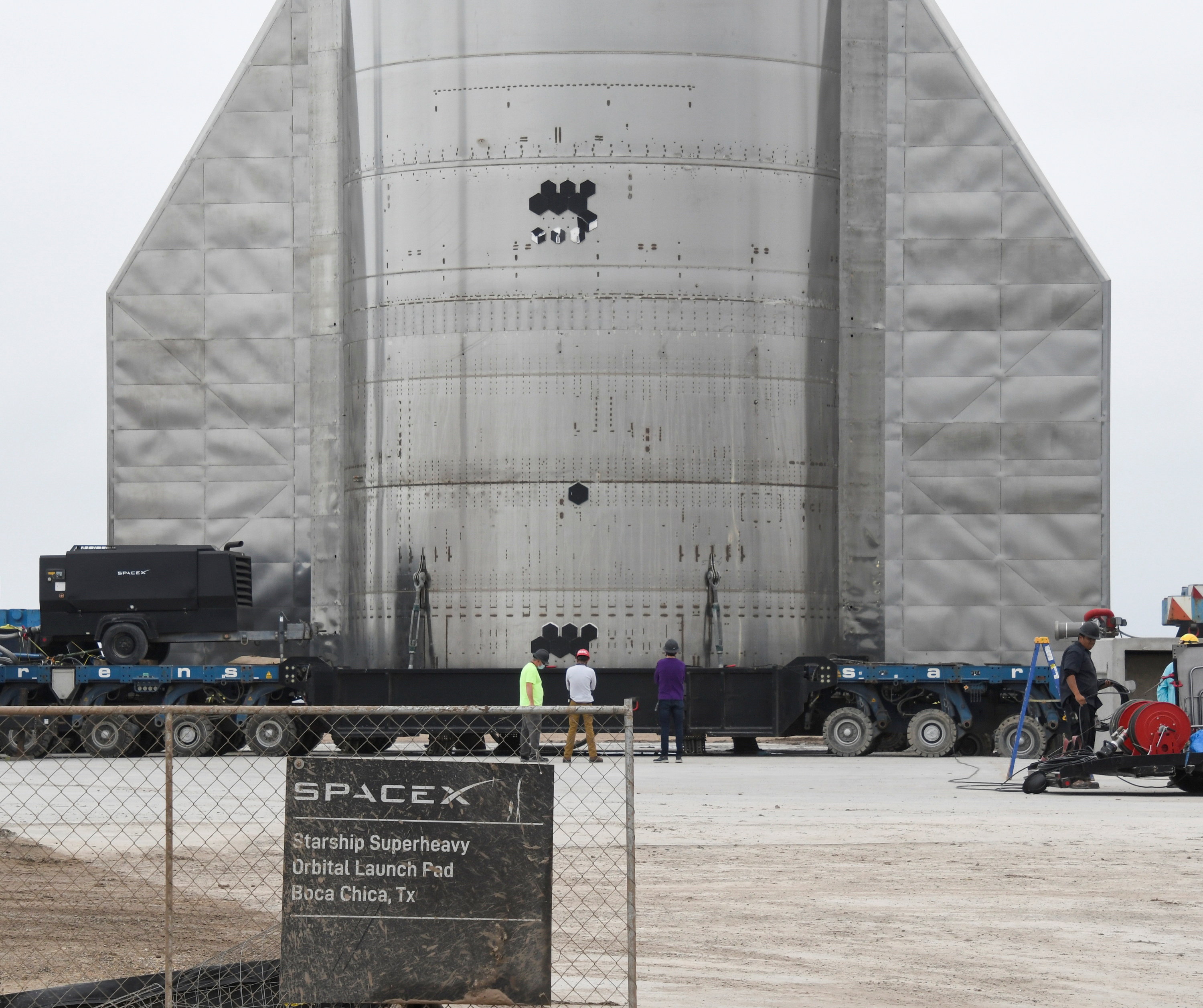 SpaceX SN15 星际飞船原型在周三成功发射并于 2021 年 5 月 6 日从美国德克萨斯州博卡奇卡的公司星际飞船设施成功发射并首次着陆后，被看到坐在运输车上。REUTERS/Gene Blevins