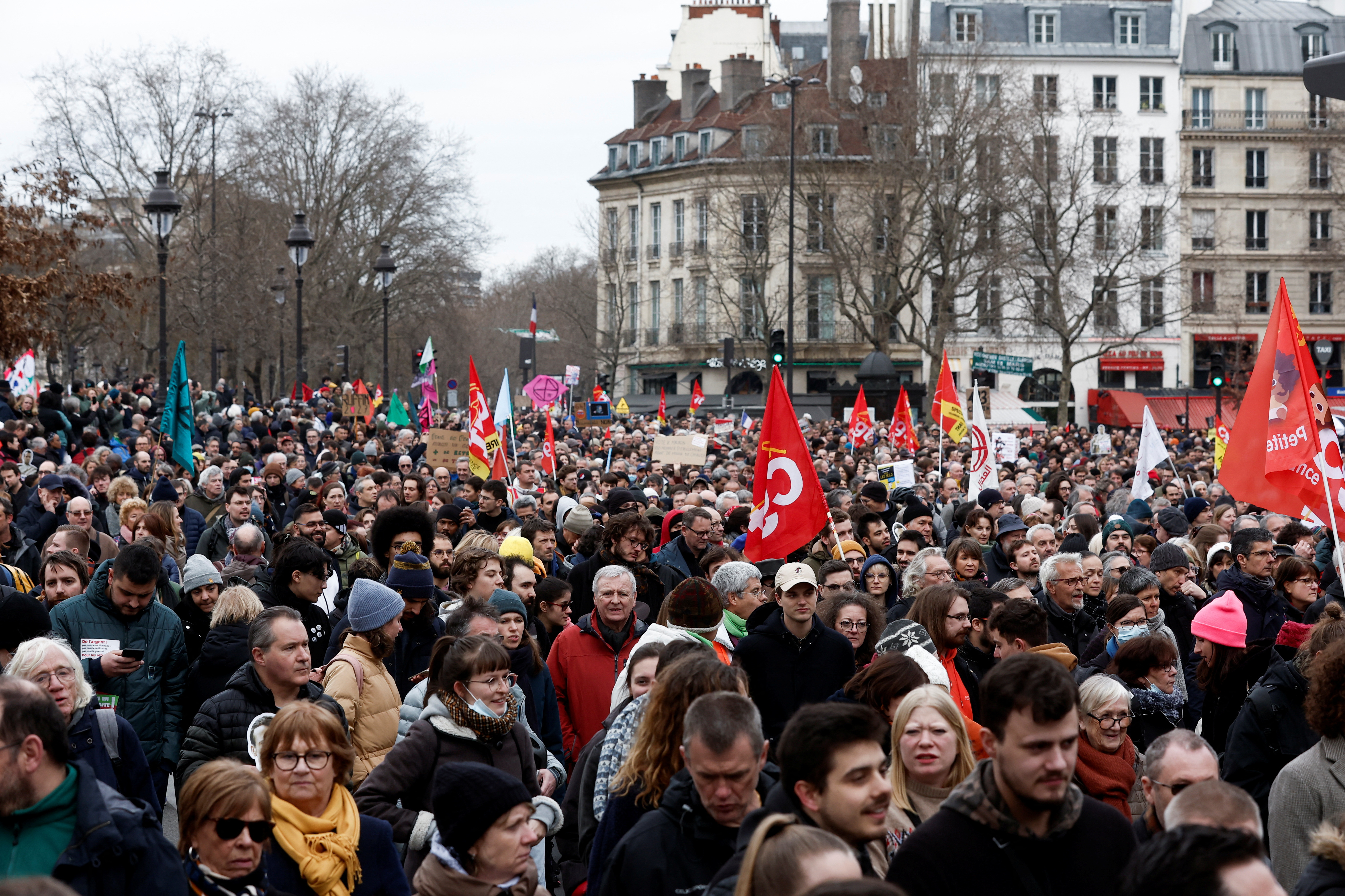 Sindicatos e trabalhadores franceses se manifestam em Paris contra reformas previdenciárias