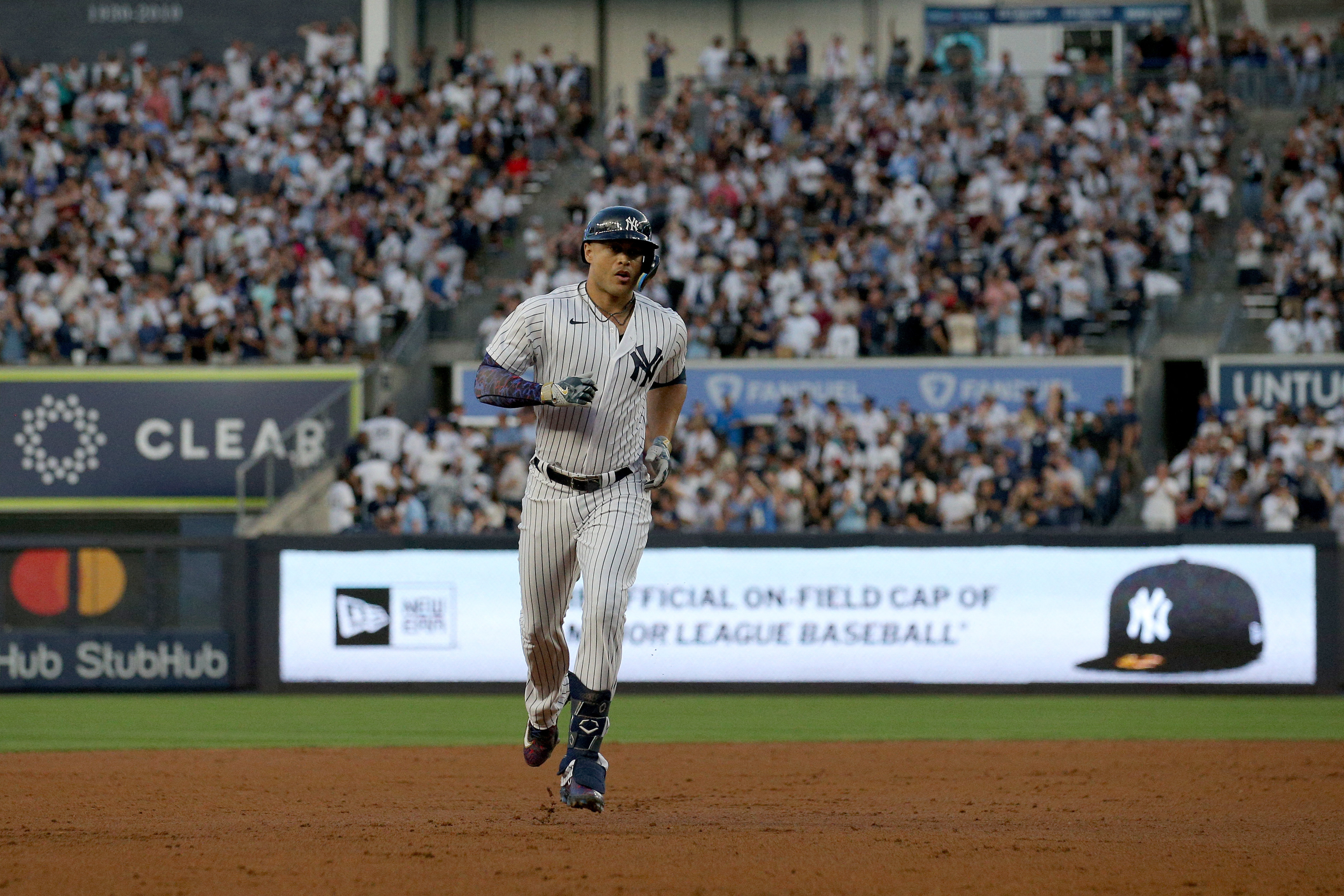 Stanton's seventh-inning homer helps Yankees complete sweep of