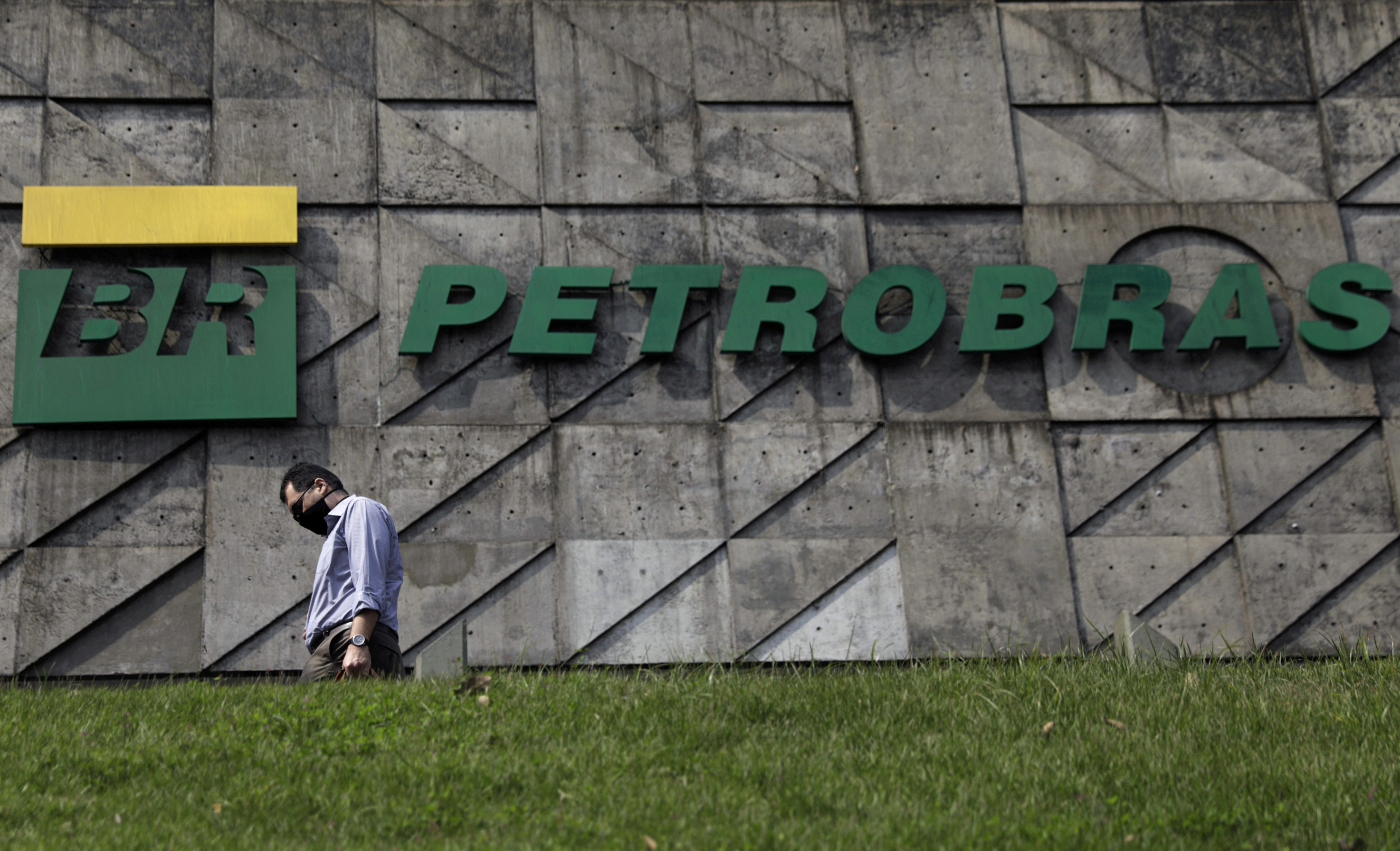 Brazil’s Bolsonaro To Oust Petrobras CEO After Fuel Pricing Spat | Reuters