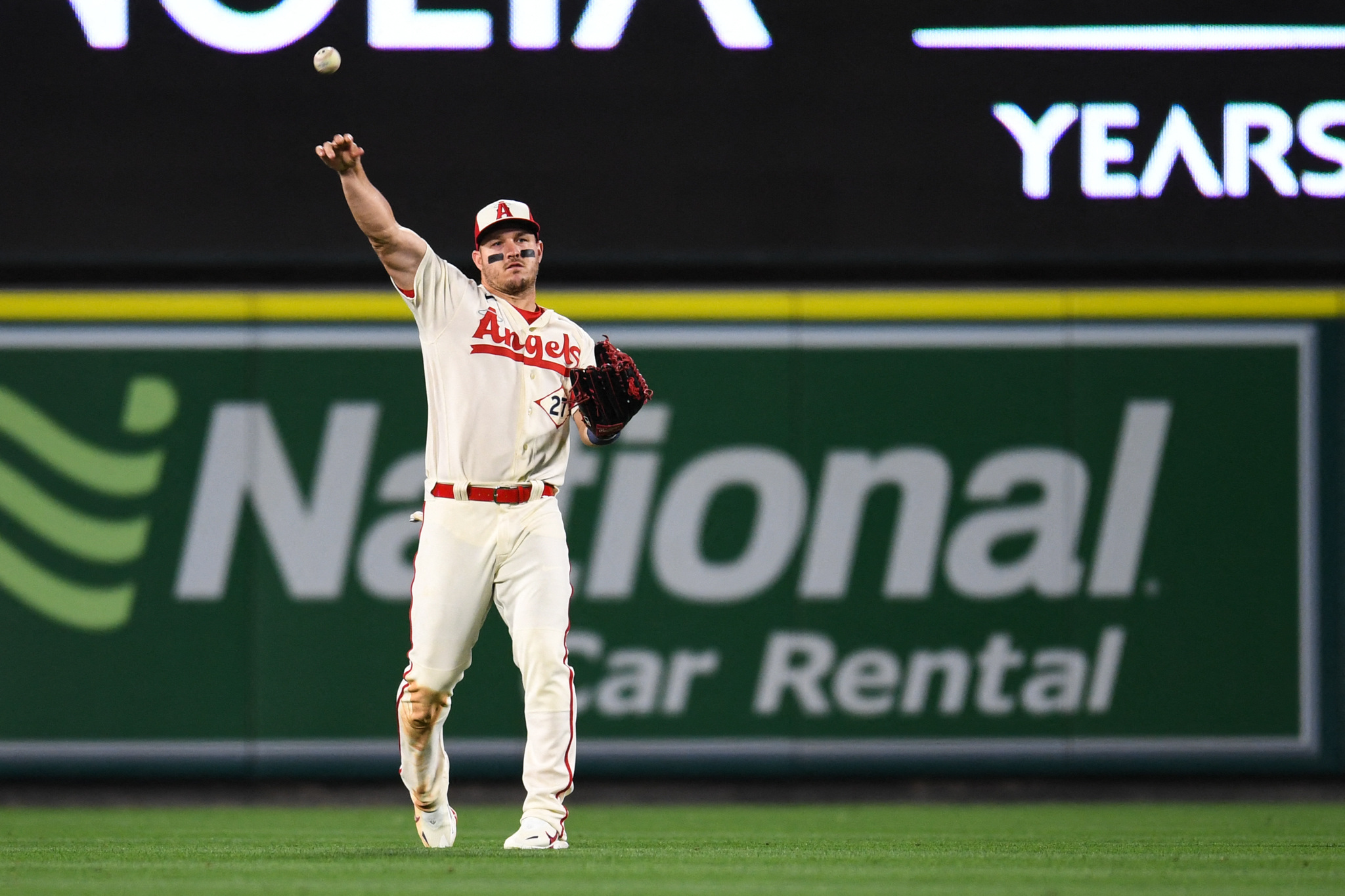 Marlins pile up 16 hits in victory over Angels