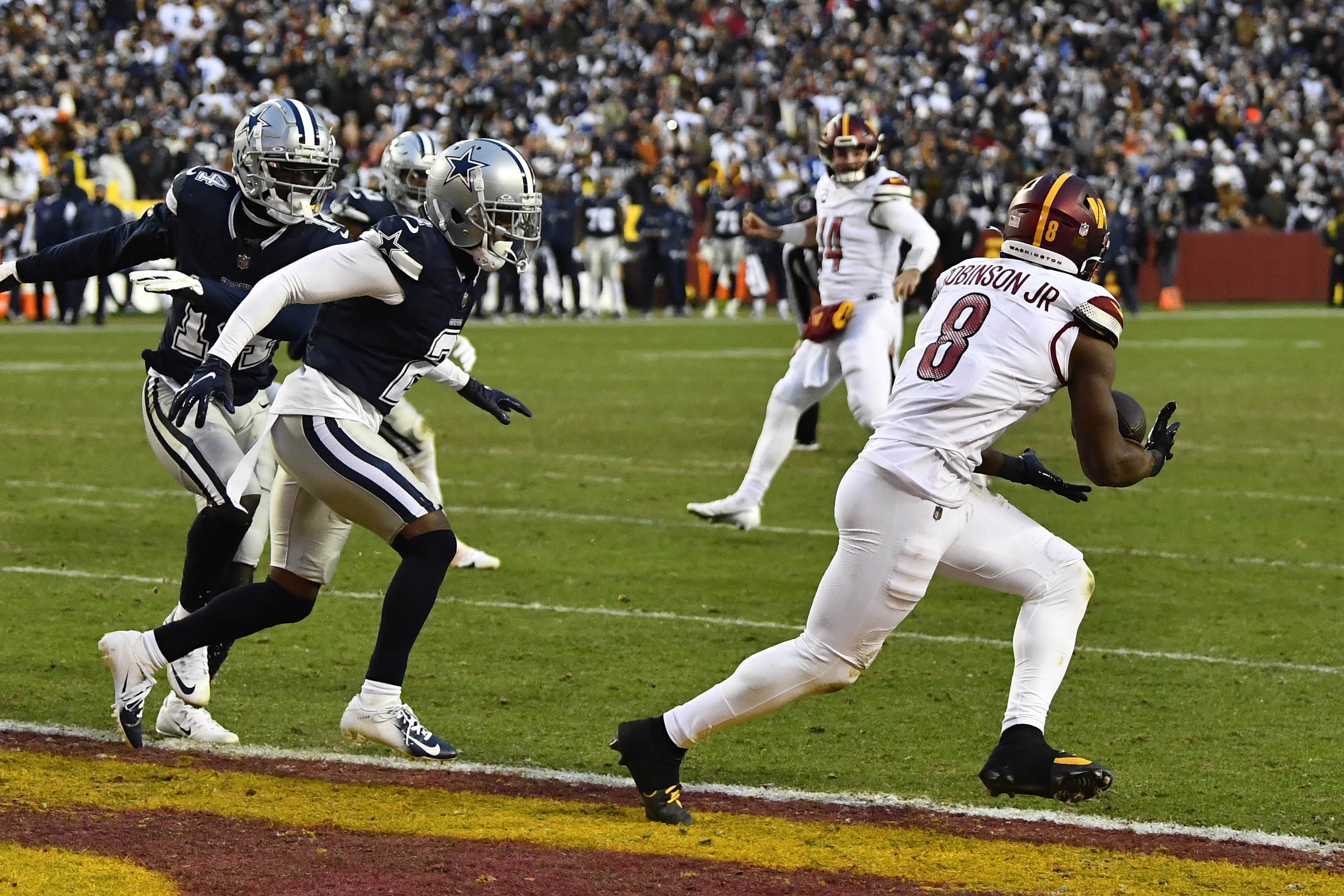 Cowboys capture NFC East title with rout of Commanders