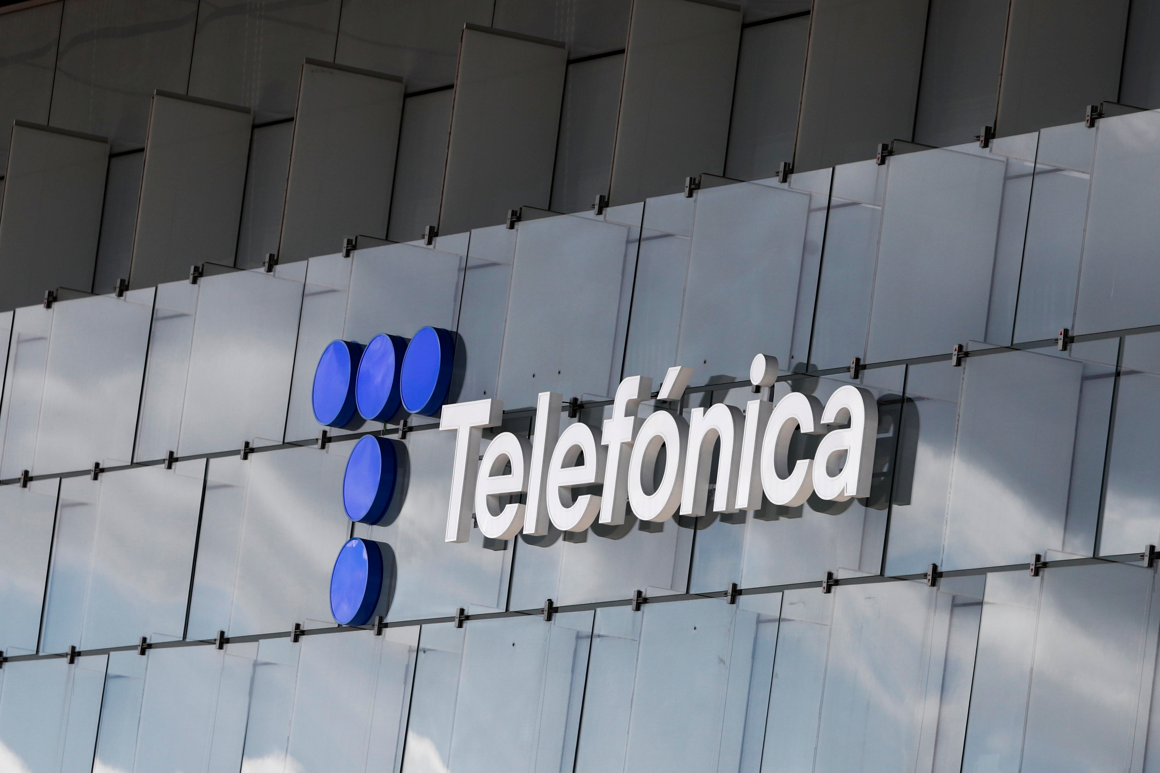 The logo of Spanish telecoms company Telefonica at its headquarters in Madrid, Spain, May 12, 2021. REUTERS/Sergio Perez/File Photo
