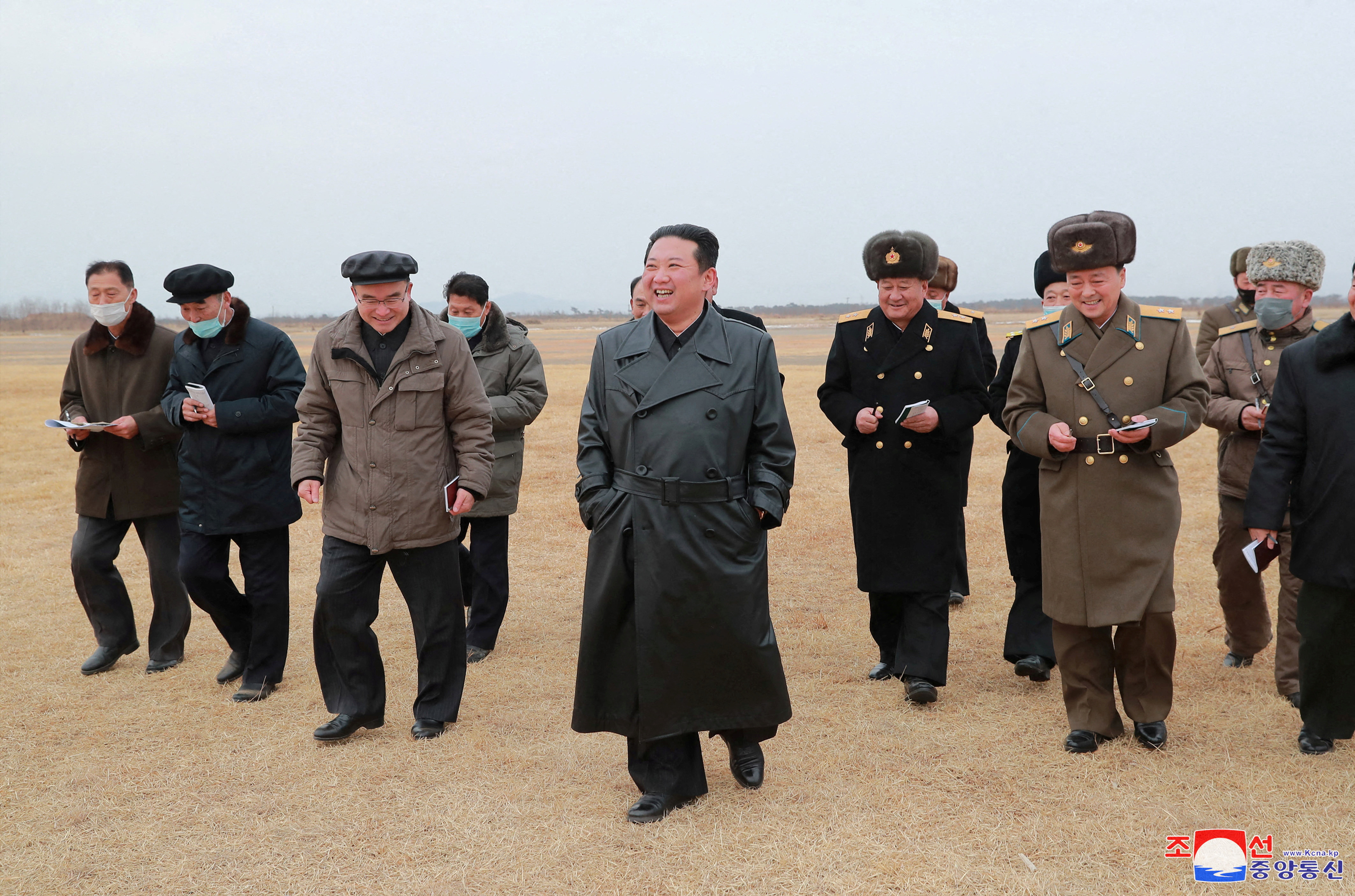 Kuzey Kore lideri Kim Jong Un, Kuzey Kore'nin Kore Merkez Haber Ajansı (KCNA) tarafından 28 Ocak 2022'de yayınlanan bu tarihsiz fotoğrafta, Kuzey Kore'nin Hamju İlçesinin Ryonpho bölgesindeki Ryonpho Sebze Sera Çiftliği için önerilen inşaat alanını inceliyor. REUTERS aracılığıyla KCNA