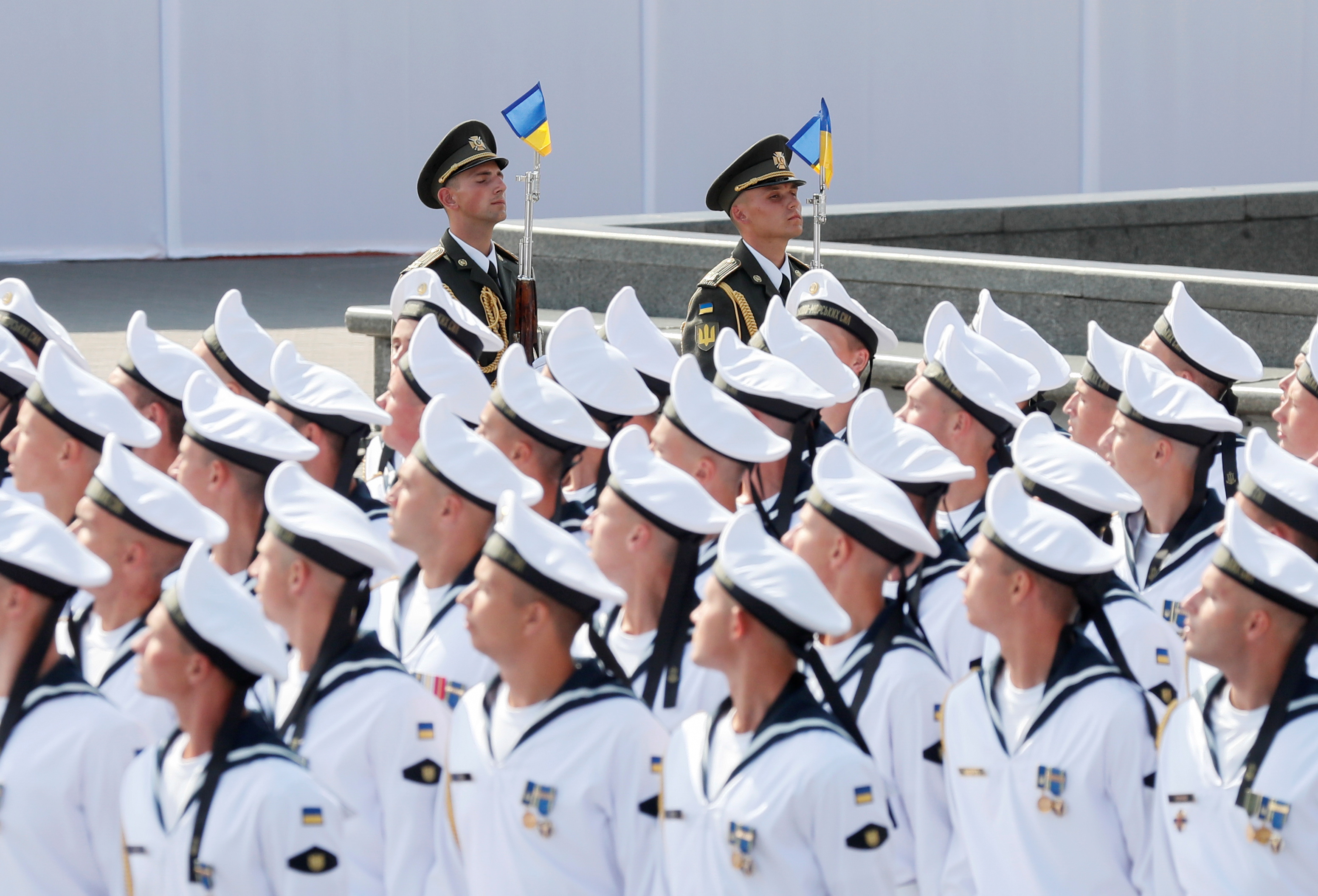 Glacann baill de sheirbhís na hÚcráine páirt i bparáid mhíleata Lá na Saoirse i Kyiv, an Úcráin 24 Lúnasa, 2021. REUTERS/Gleb Garanich