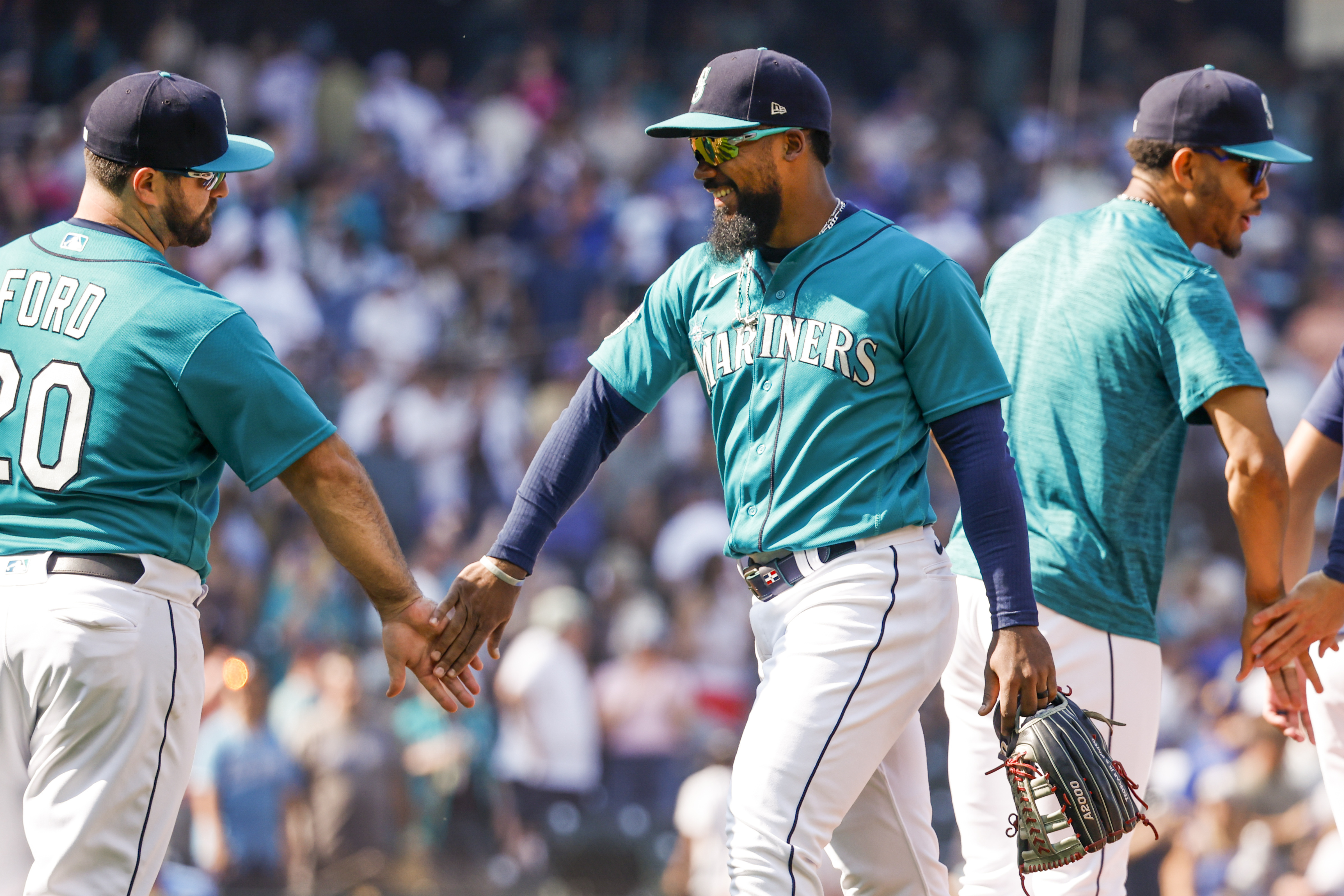 MLB roundup: Mariners blast 7 homers in 15-2 rout of Royals