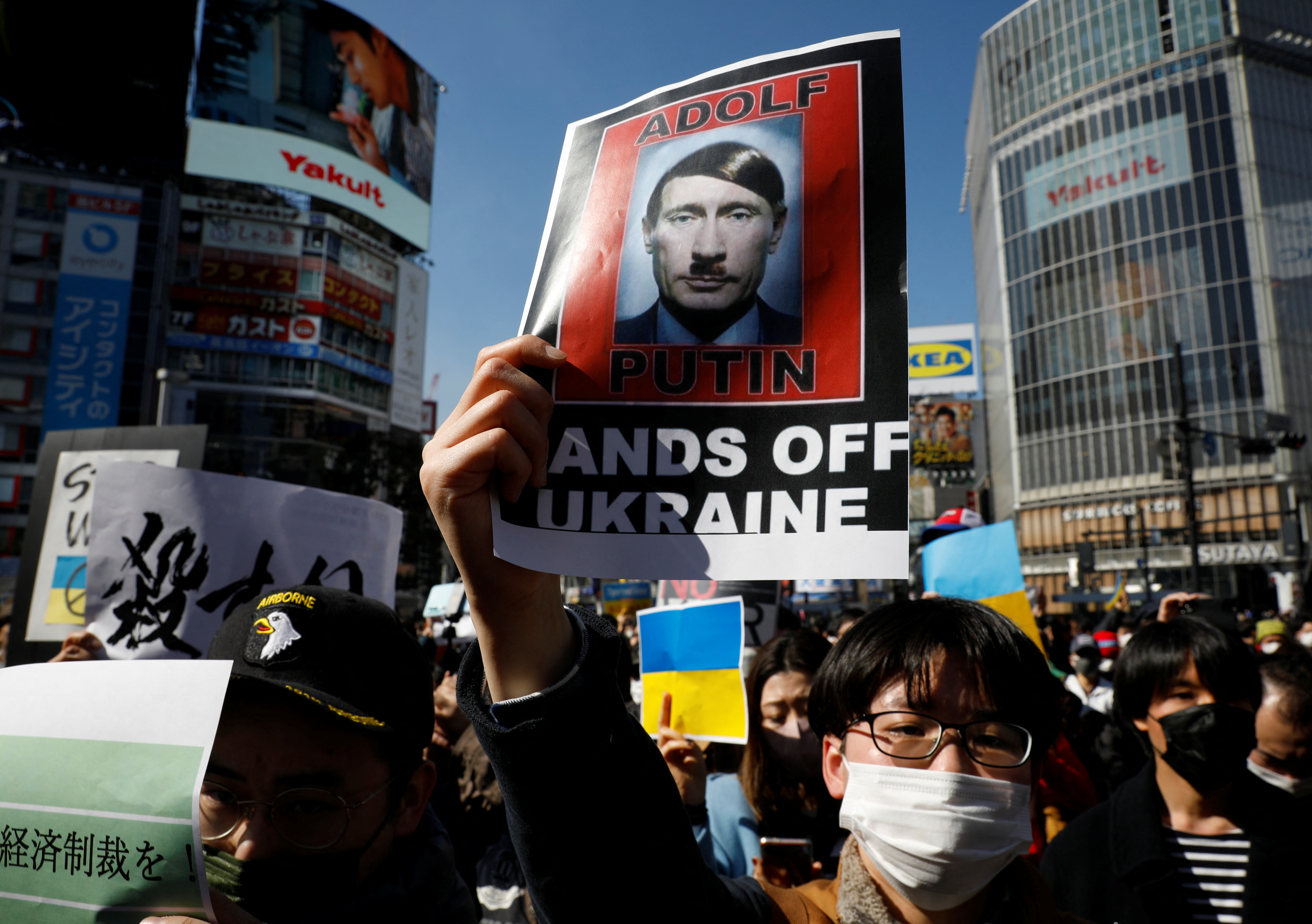 Những người biểu tình cầm biểu ngữ trong cuộc mít tinh phản đối sự xâm lược của Nga đối với Ukraine, ở Tokyo, Nhật Bản, ngày 26 tháng 2 năm 2022.