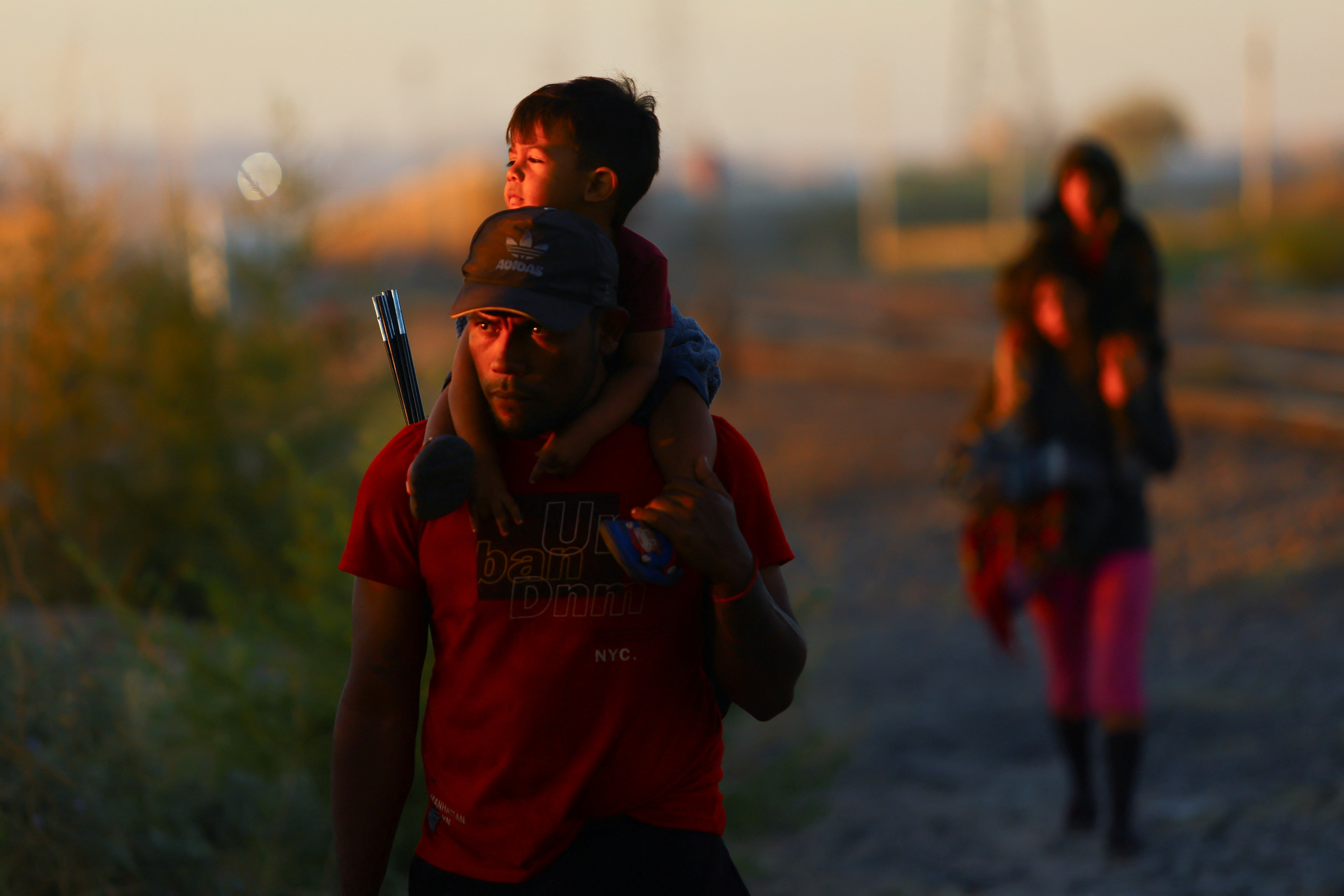 Mexico sends buses for migrants in south, as thousands reach northern  border with US daily | Reuters