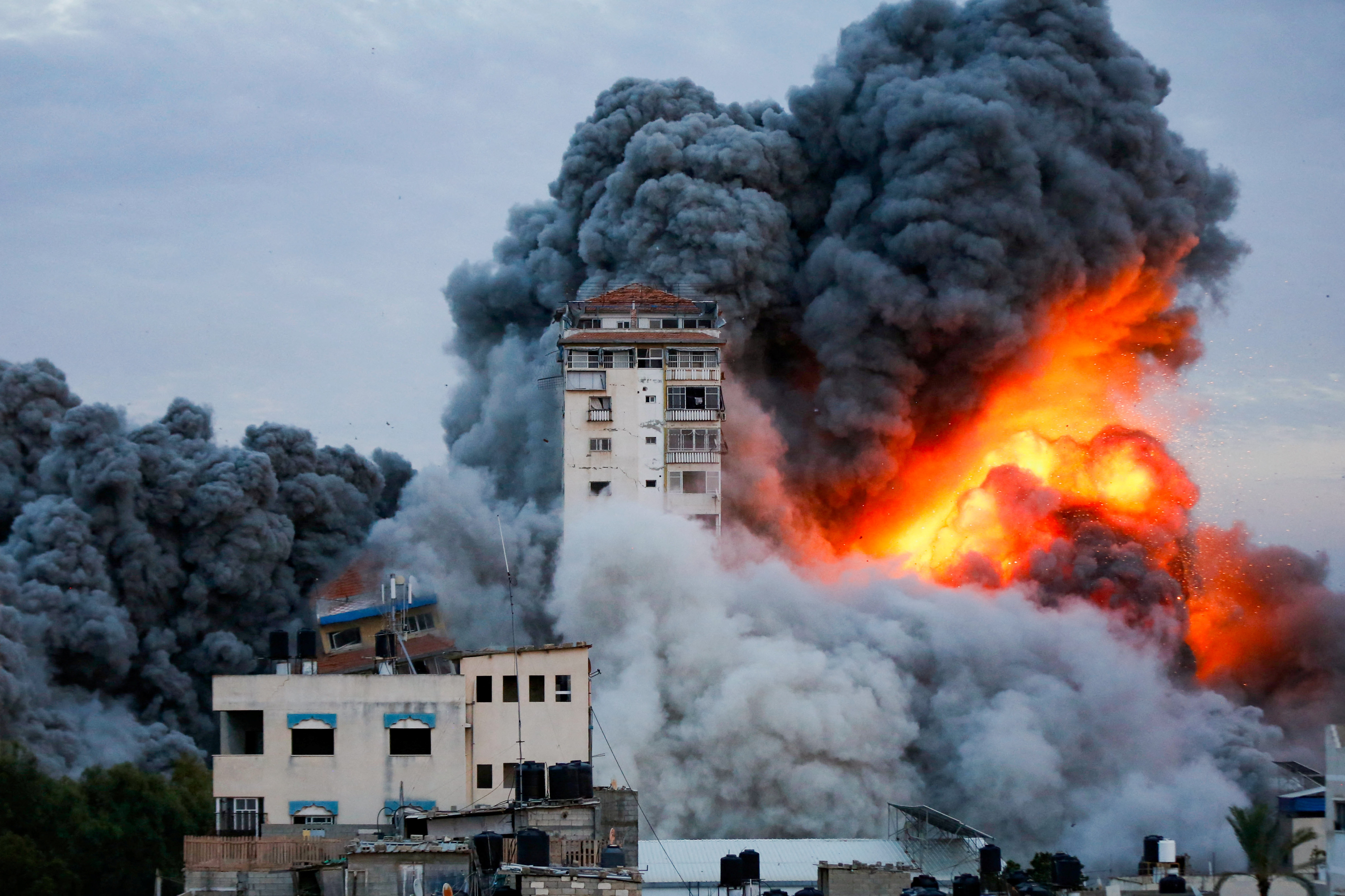 Smoke and flames billow after Israeli forces struck a high-rise tower in Gaza City, October 7, 2023. REUTERS/Ashraf Amra 