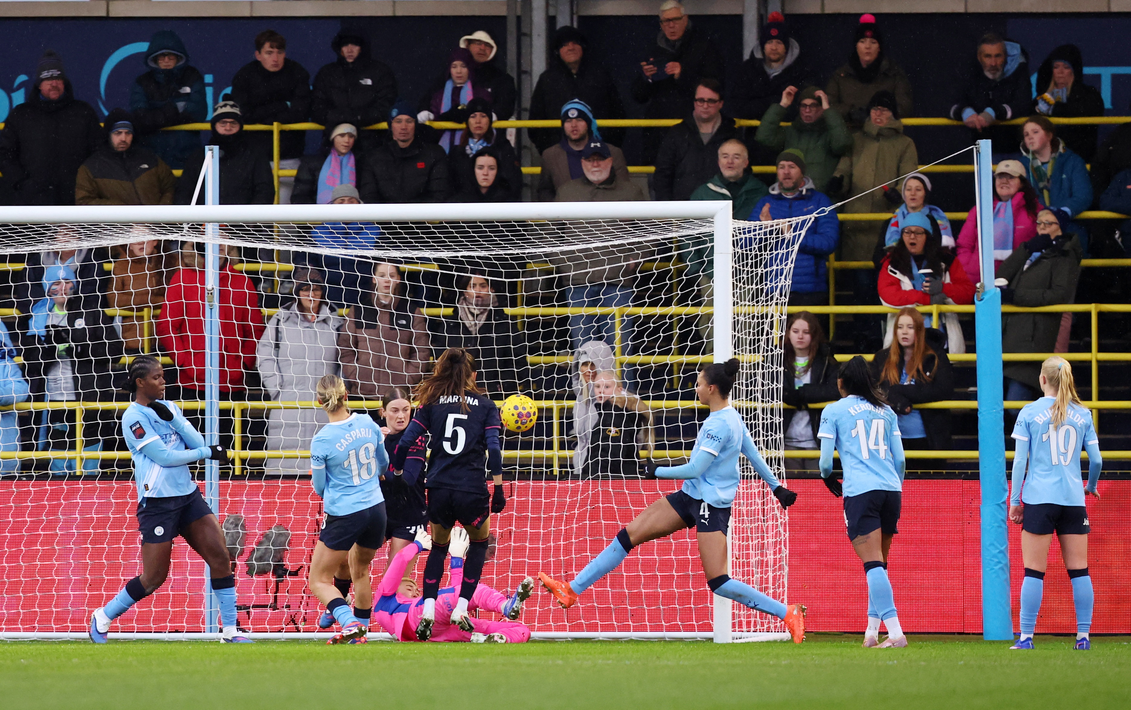 David Suazo casi fuera del Inter – Futbol de Honduras, image size:3739x2346