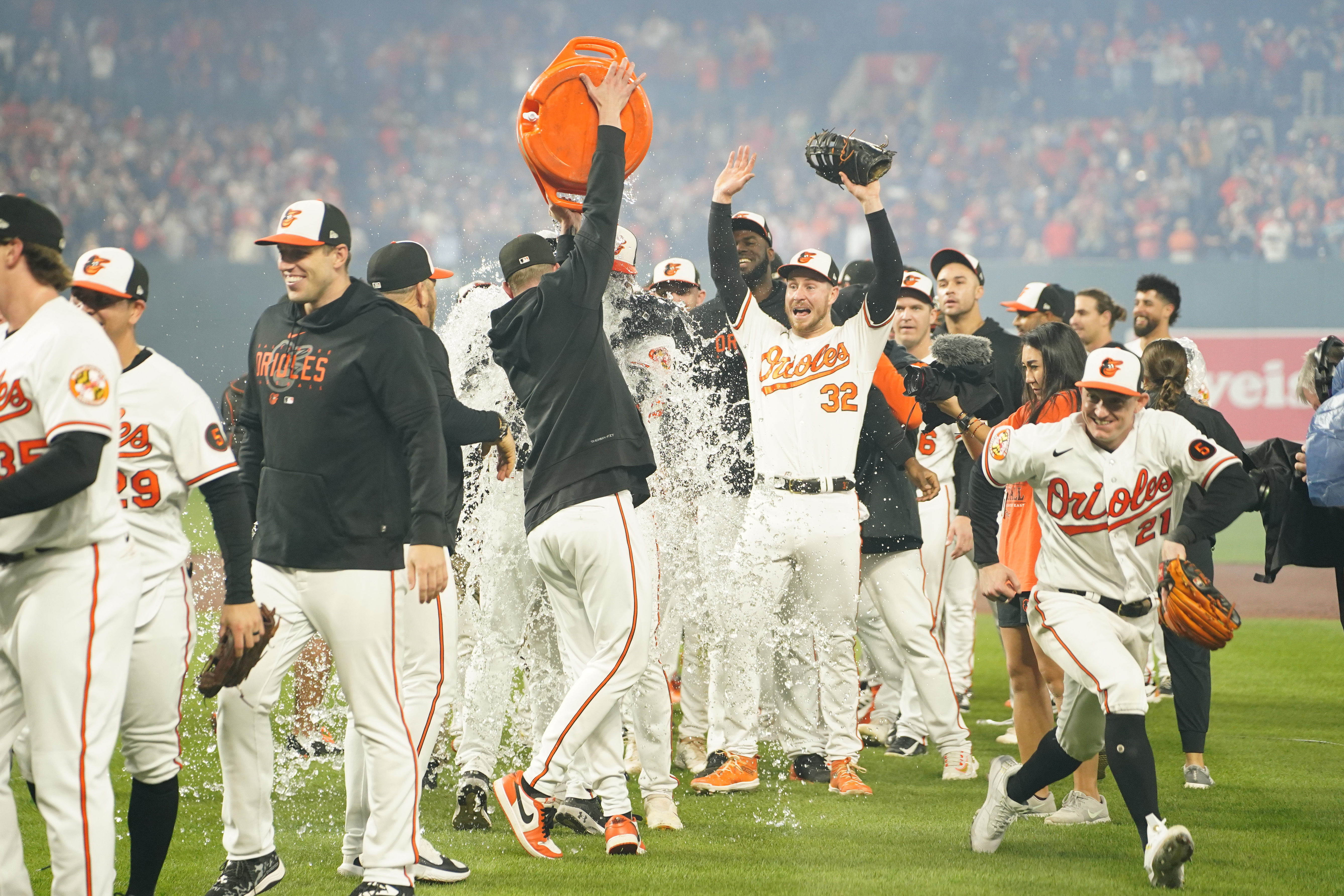 Orioles blank Red Sox, clinch first AL East title since '14