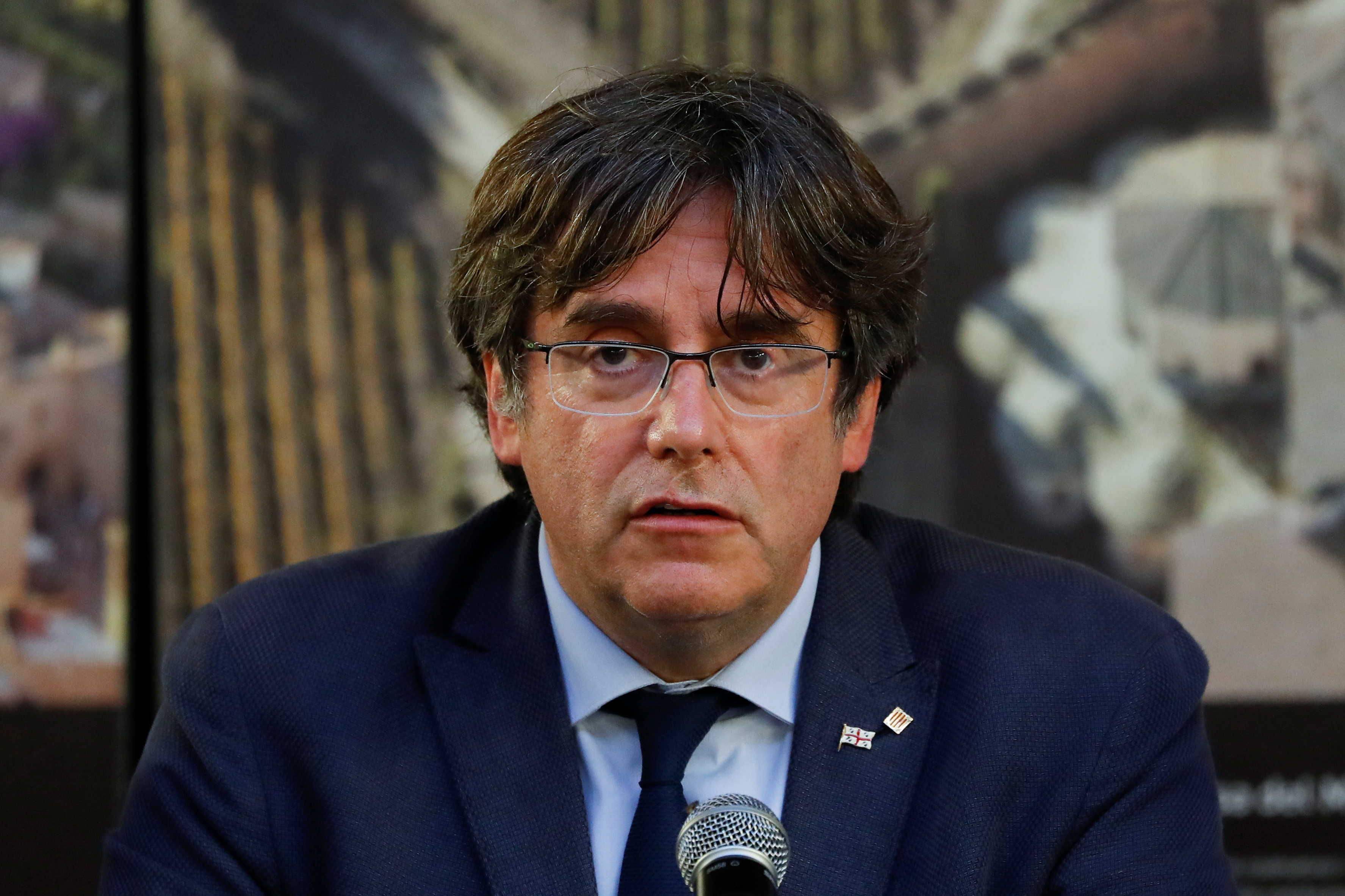 Who is the head of government. Карлес Пучдемон. Carles Puigdemont с ноутбуком.