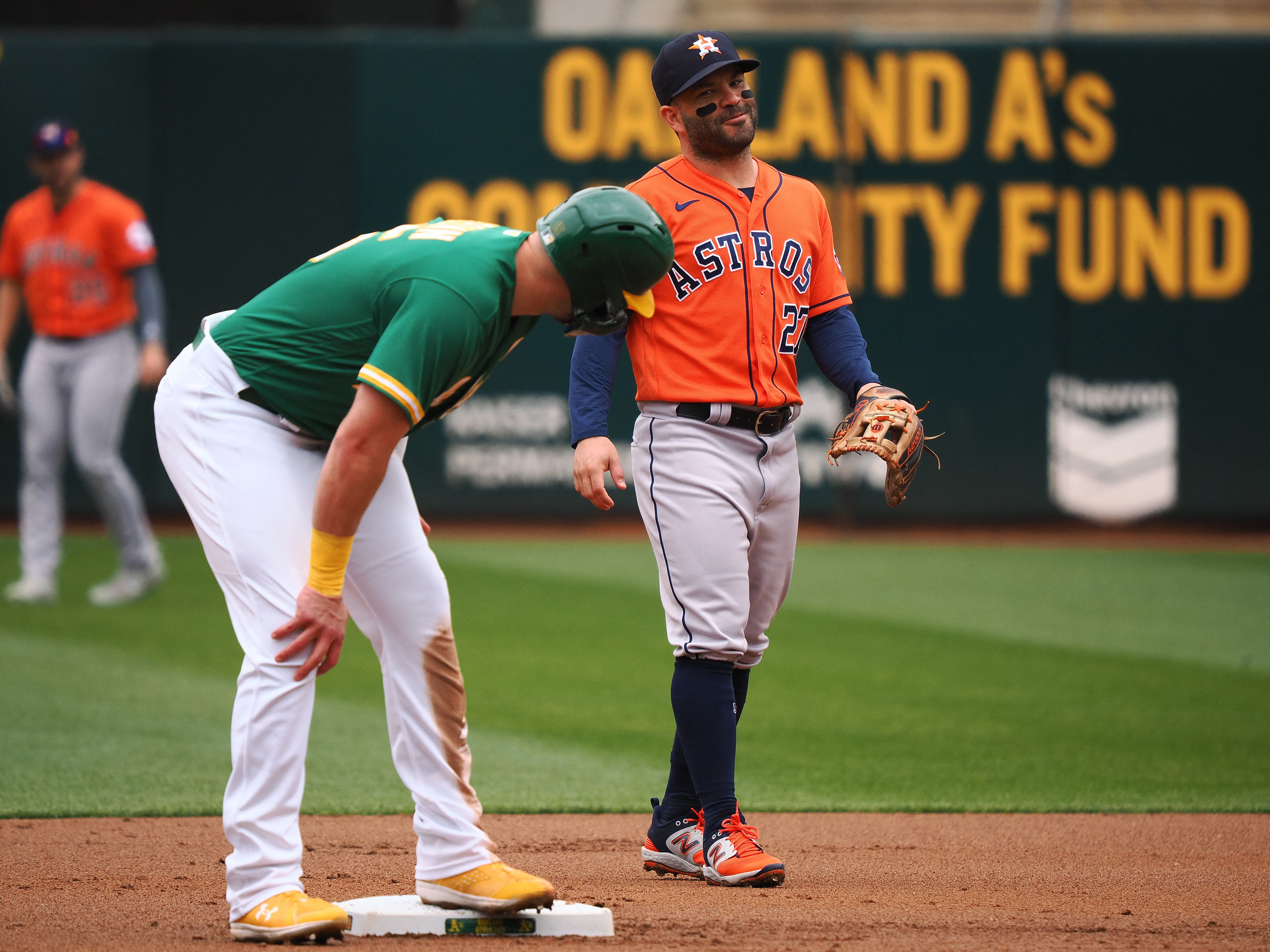 Astros smack season-high 7 homers in 10-1 rout over A's