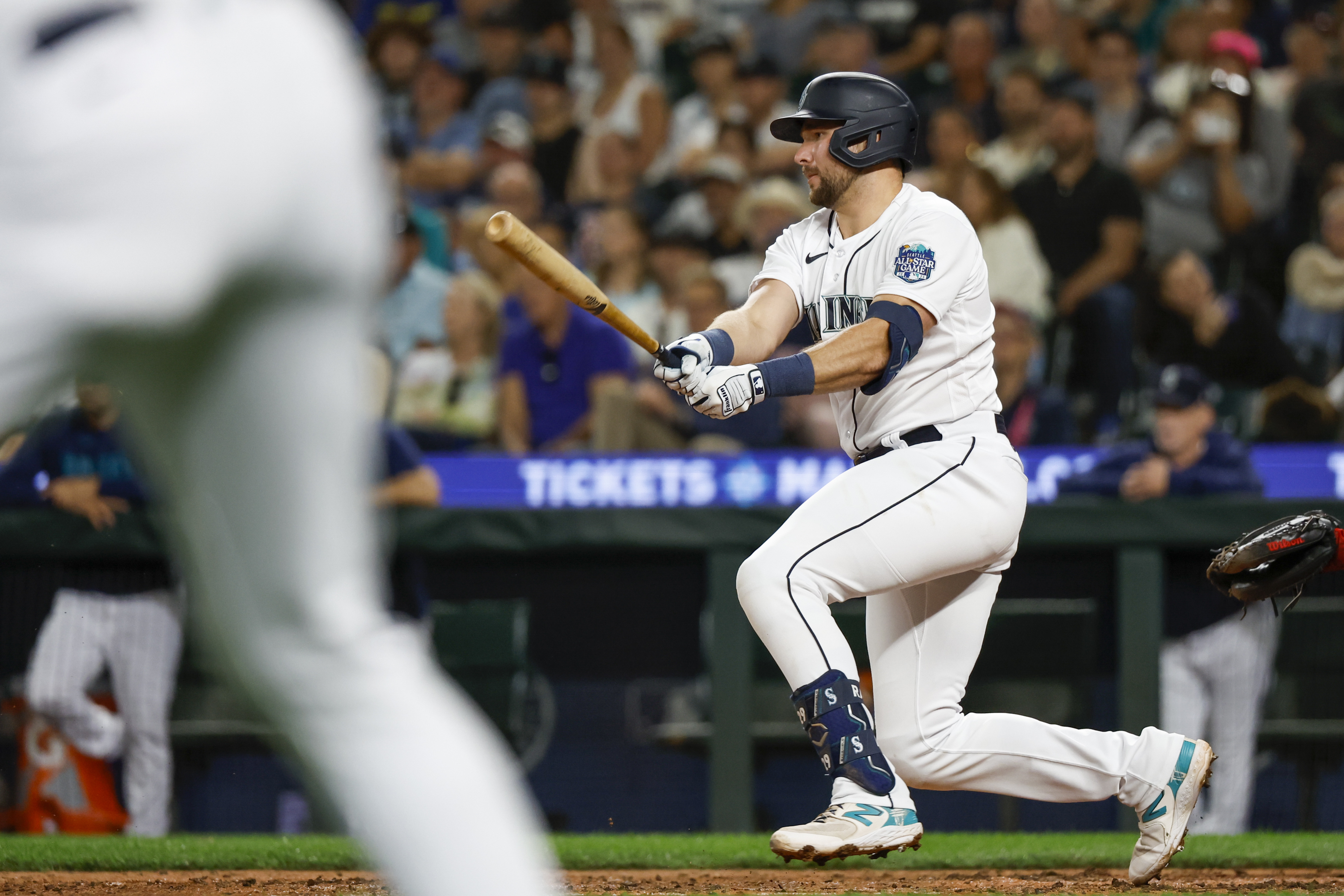 Cal Raleigh's two homers propel Mariners past Red Sox