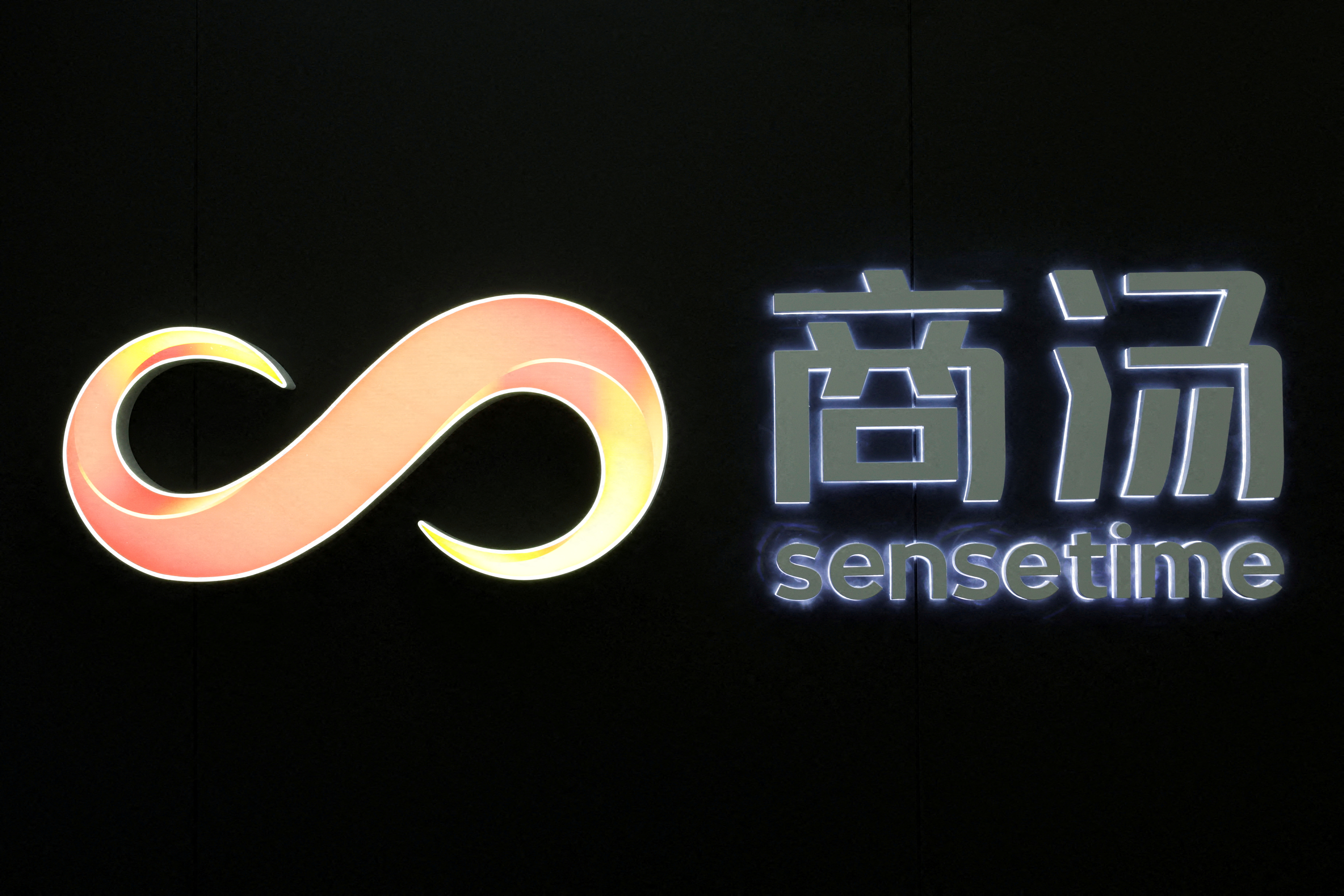 El logotipo de la startup de Inteligencia Artificial (IA) SenseTime se dará a conocer el 18 de agosto de 2021 en su oficina de Hong Kong, China.  Fotografía tomada el 18 de agosto de 2021.  REUTERS / Tyrone Siu / Foto de archivo