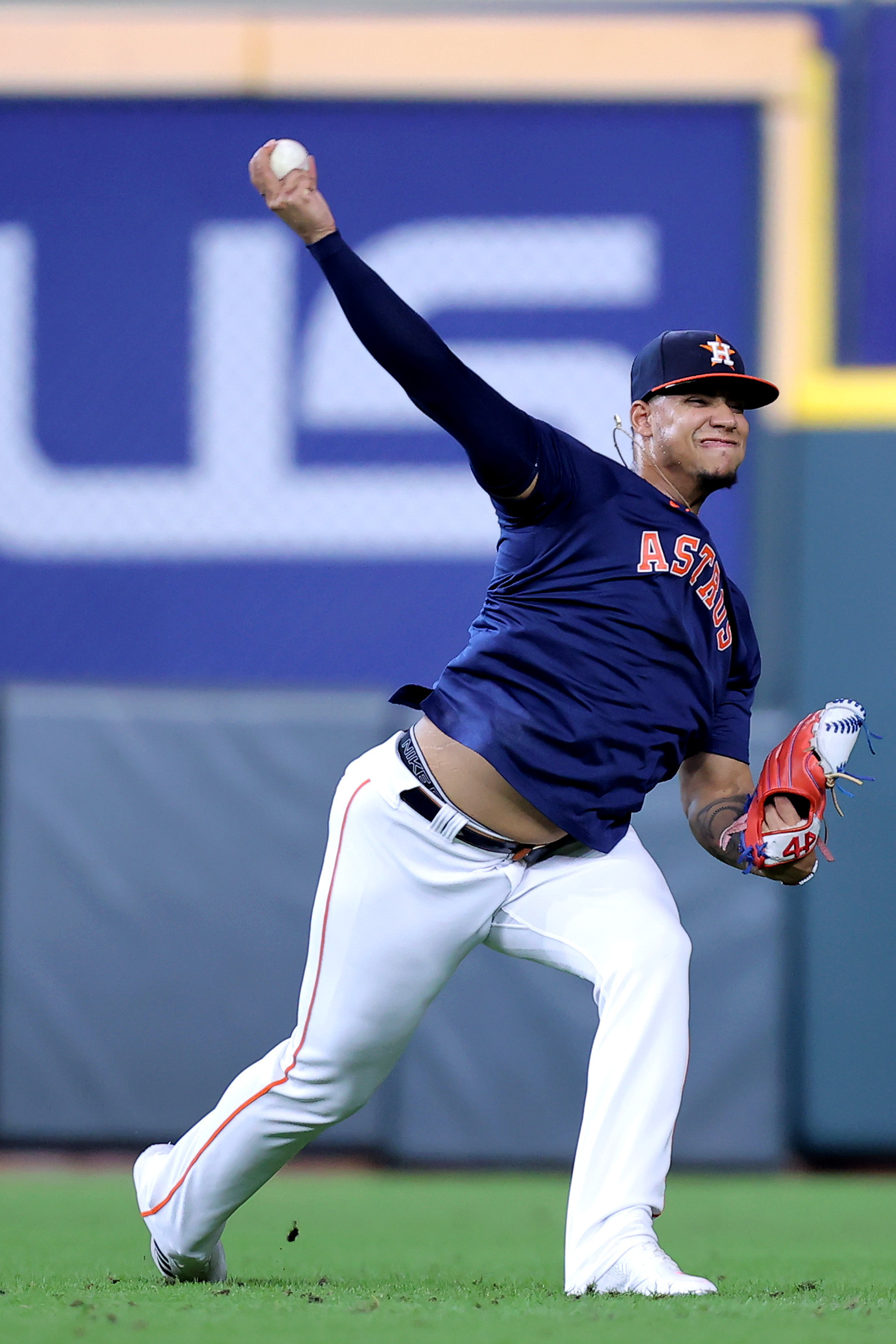 Astros edge Dodgers in walk-off thriller, lead World Series 3-2