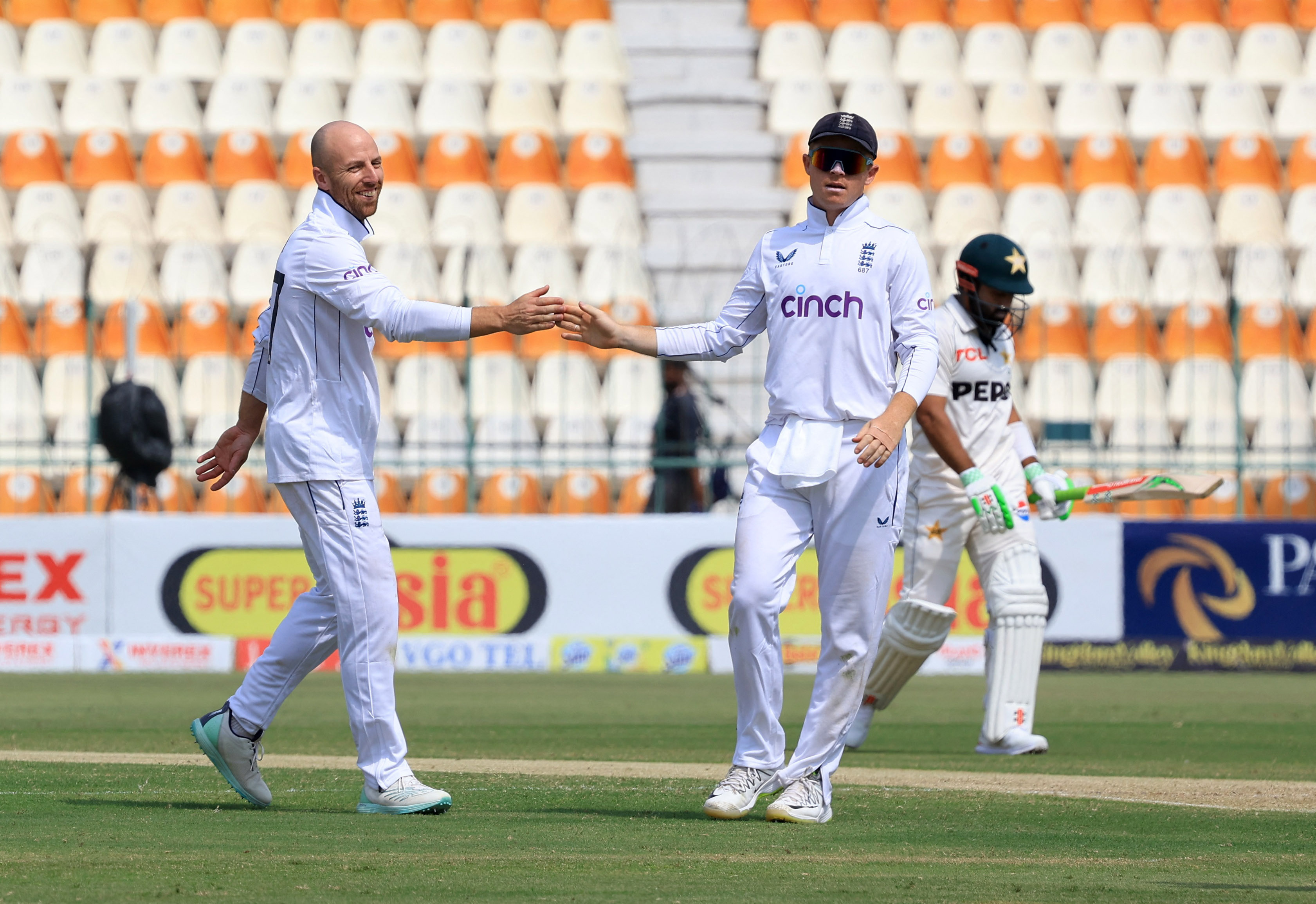 Sri Lanka 1474 v England, third test close Reuters