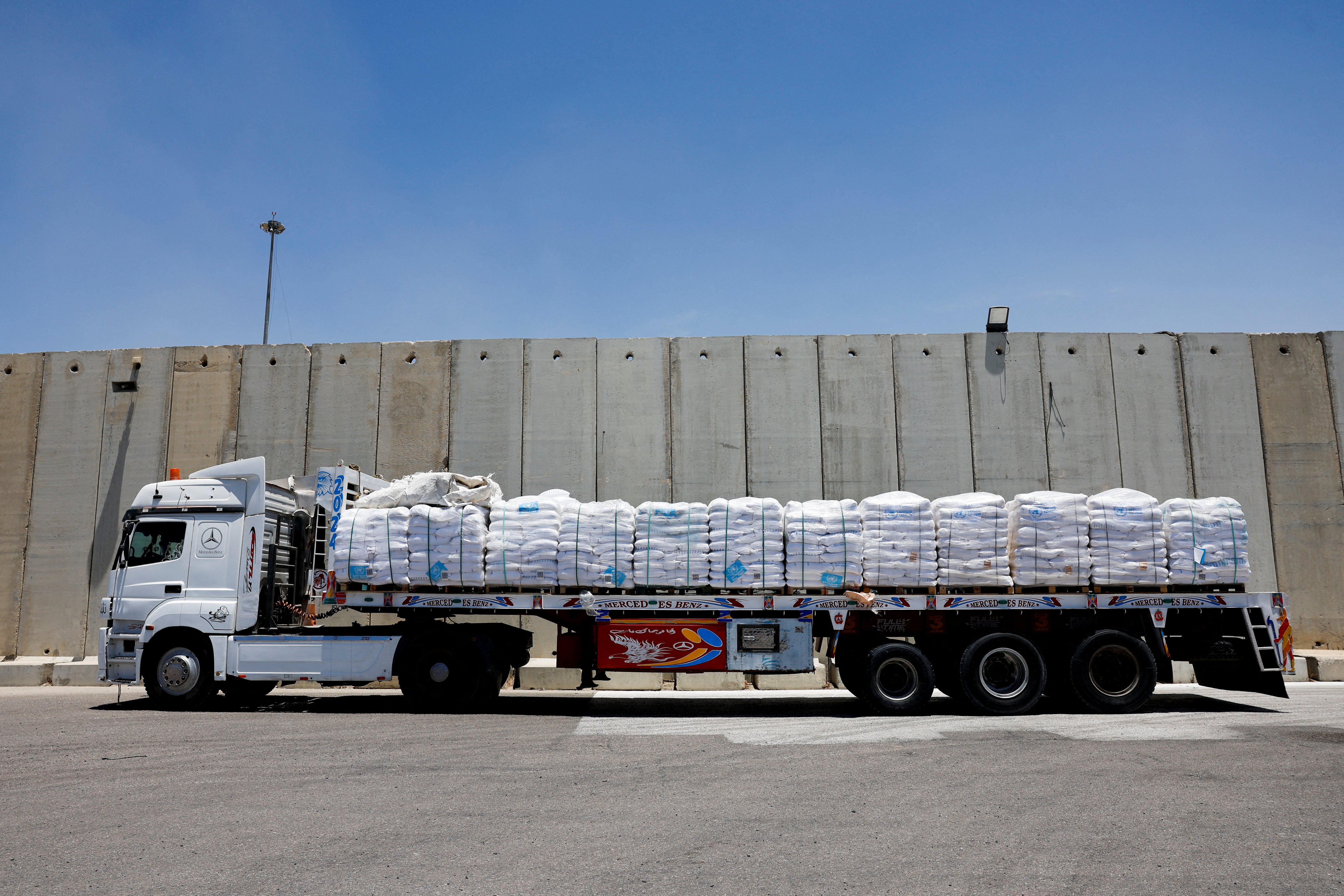 イスラエル、ガザ南部で軍事活動を毎日一時停止　支援物資搬入拡大へ