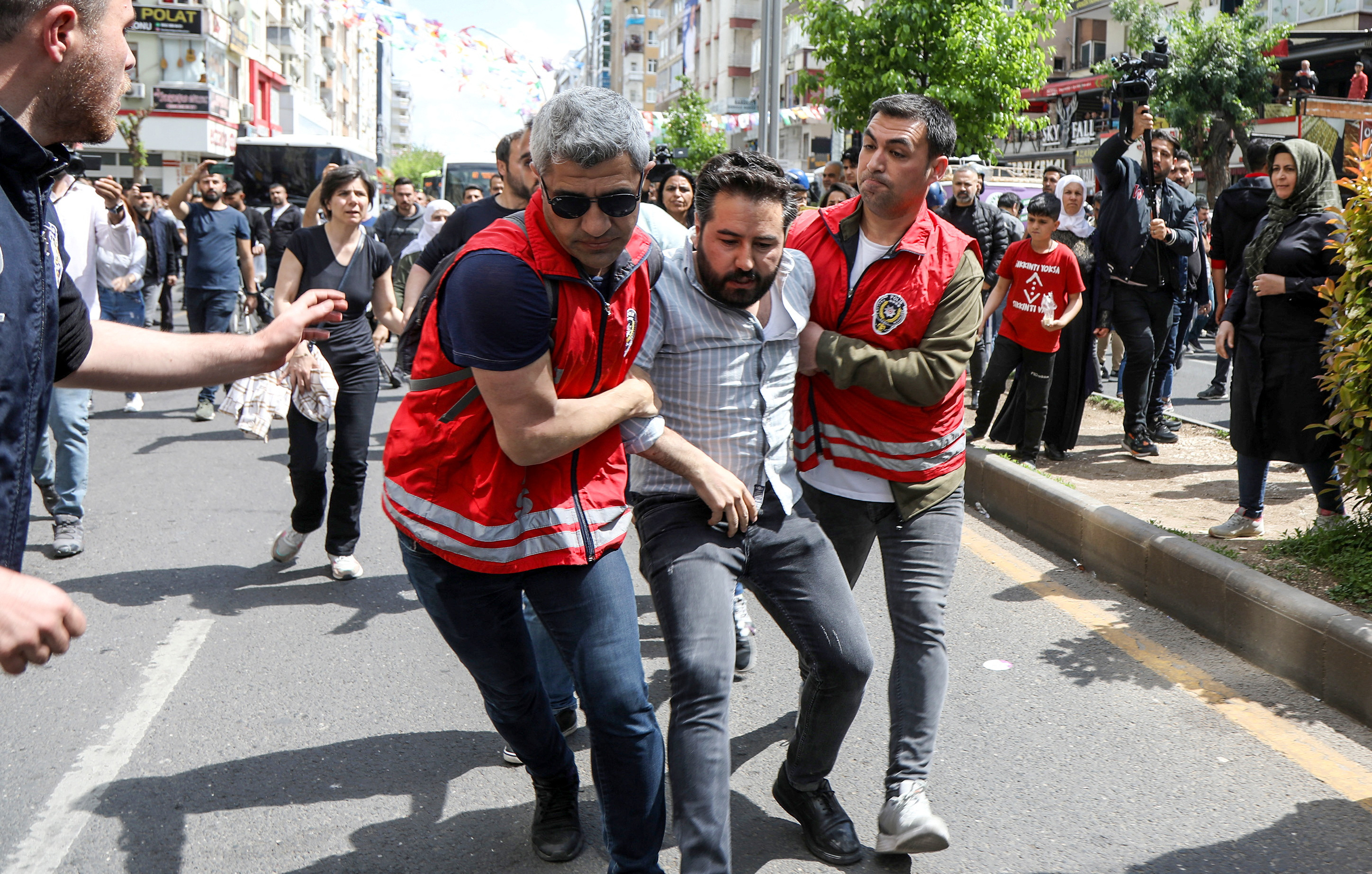 Protesters demonstrate against detention of 110 people in Diyarbakir