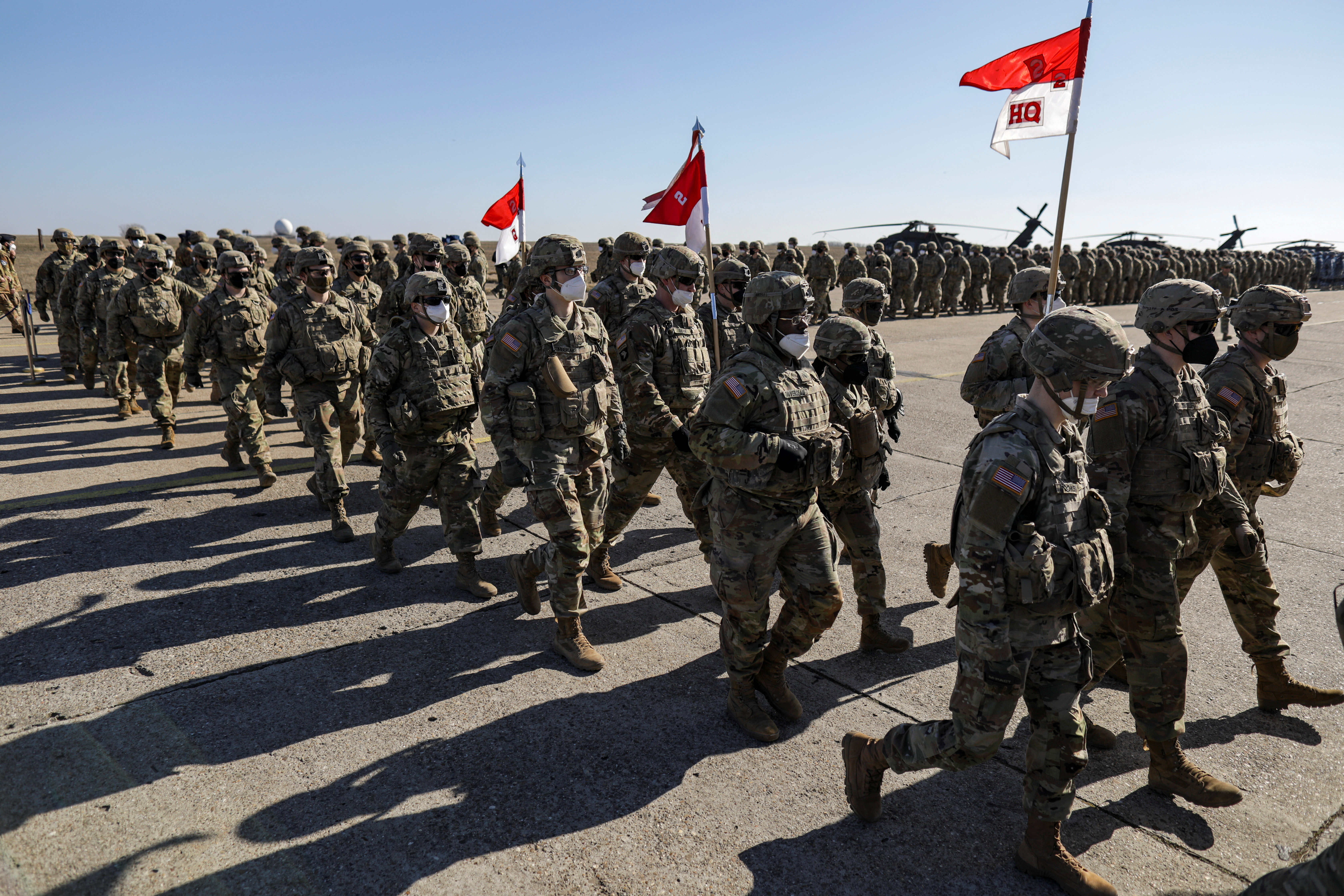 Soldații americani trec la sfârșitul unui eveniment oficial desfășurat la baza aeriană militară Mihail Kogălniceanu, România, 11 februarie 2022. Fotografii Inquam/via REUTERS