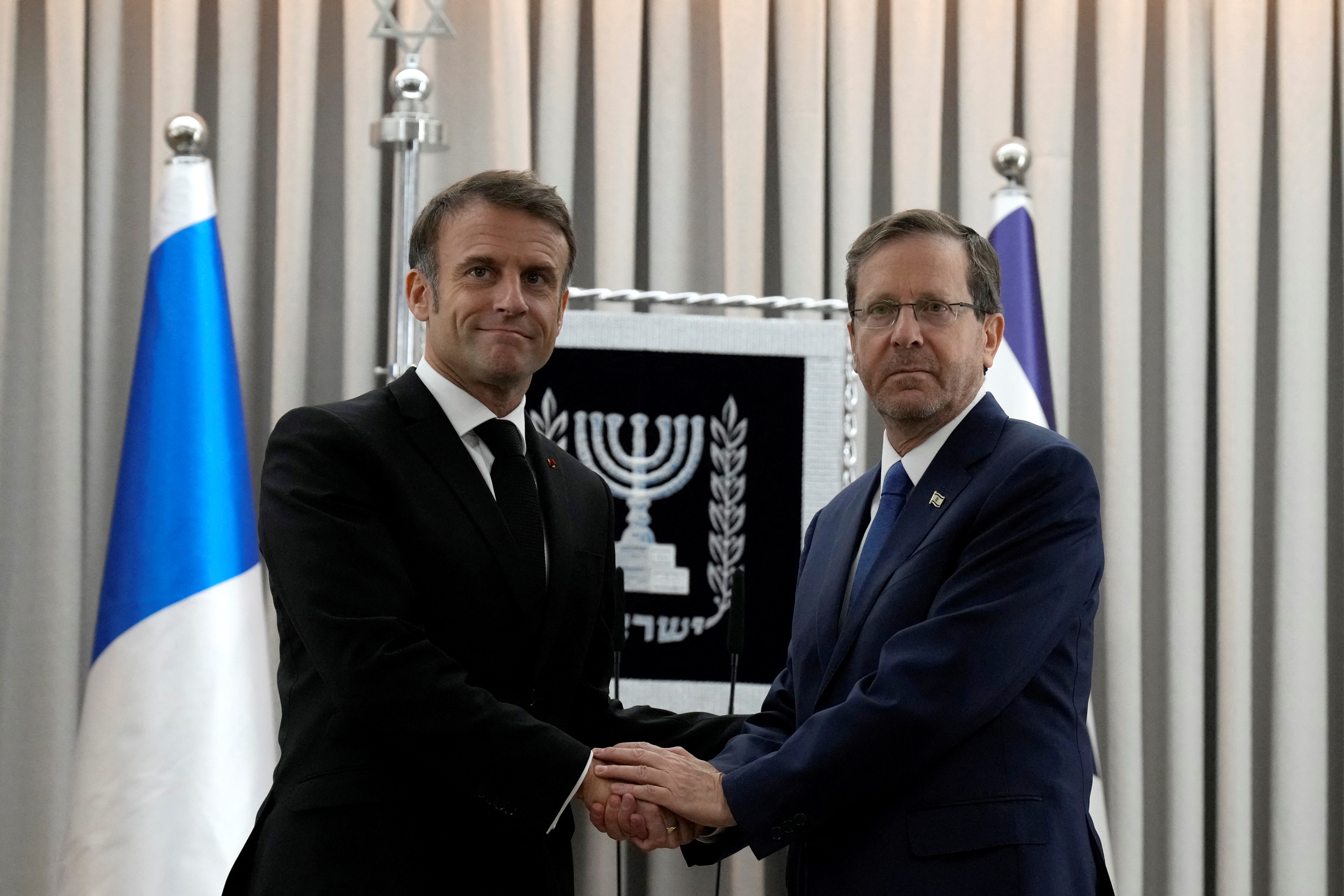 Il presidente francese propone di attuare la coalizione dello Stato islamico per eliminare Hamas e visita Israele  Reuters