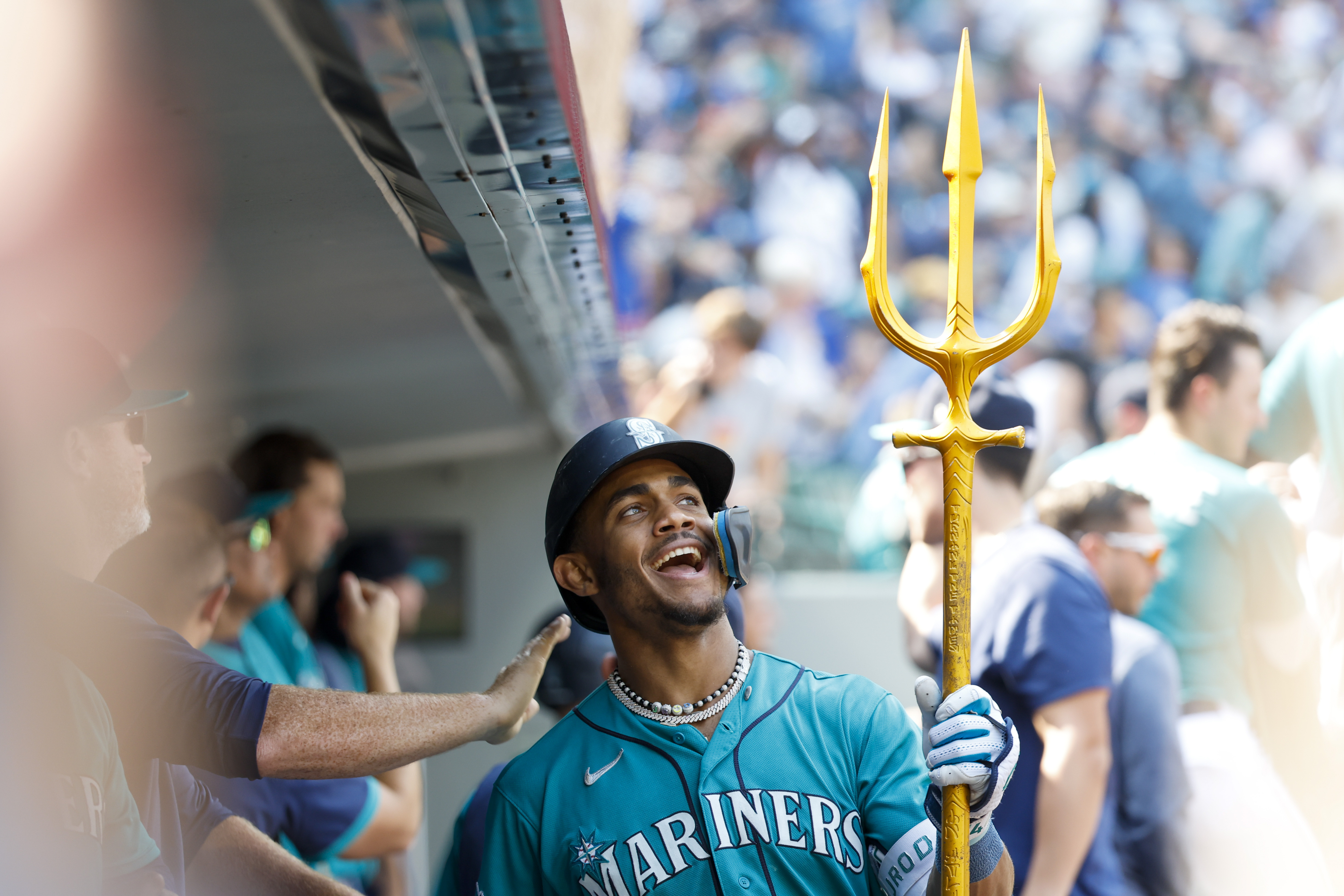 Teoscar Hernández homers twice to lead Mariners over Royals 15-2