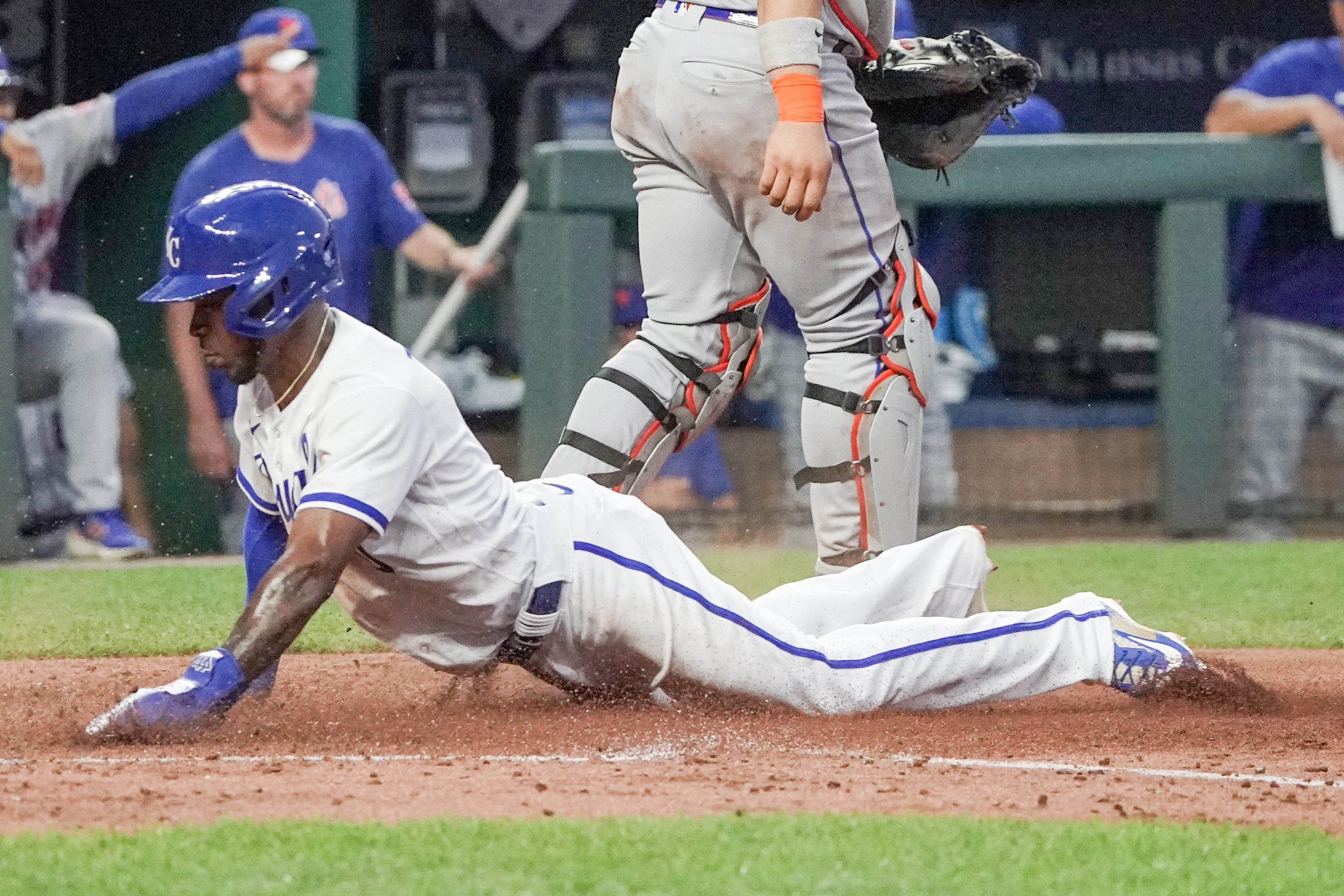 Royals win 4th straight, rally past retooling Mets 7-6 on 10th-inning balk  - ABC News