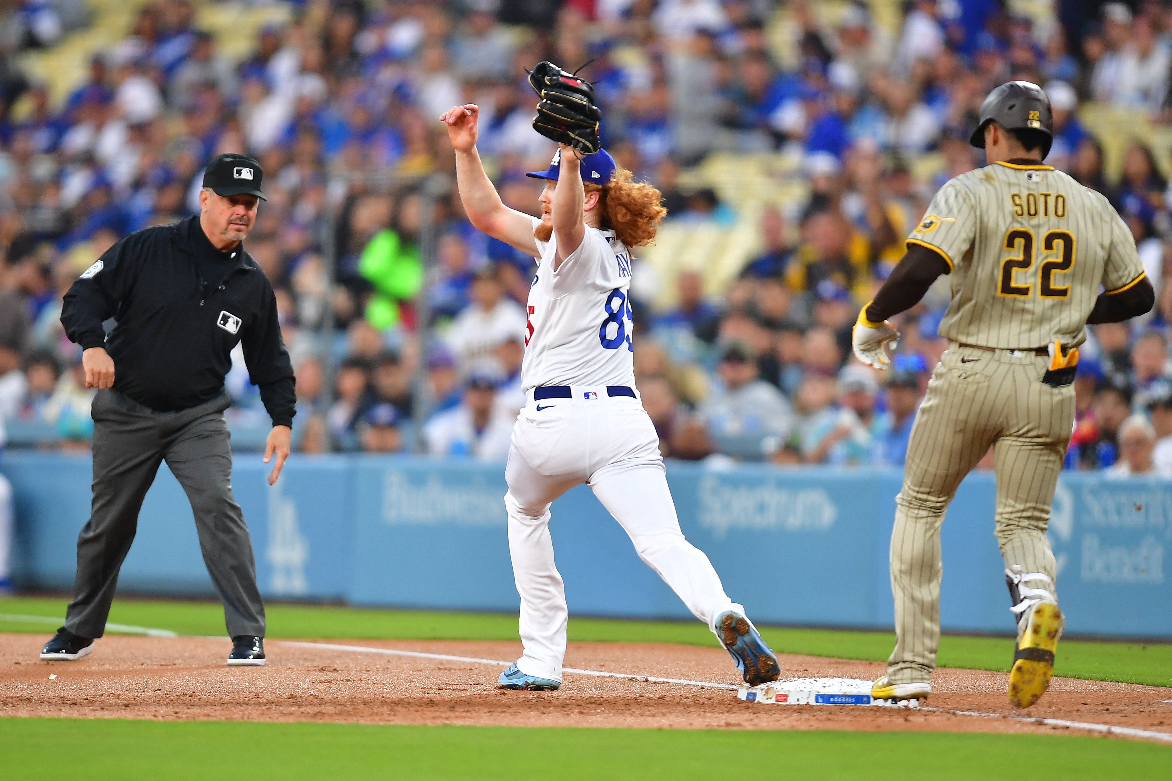 Mookie Betts, Freddie Freeman blast Dodgers past Padres