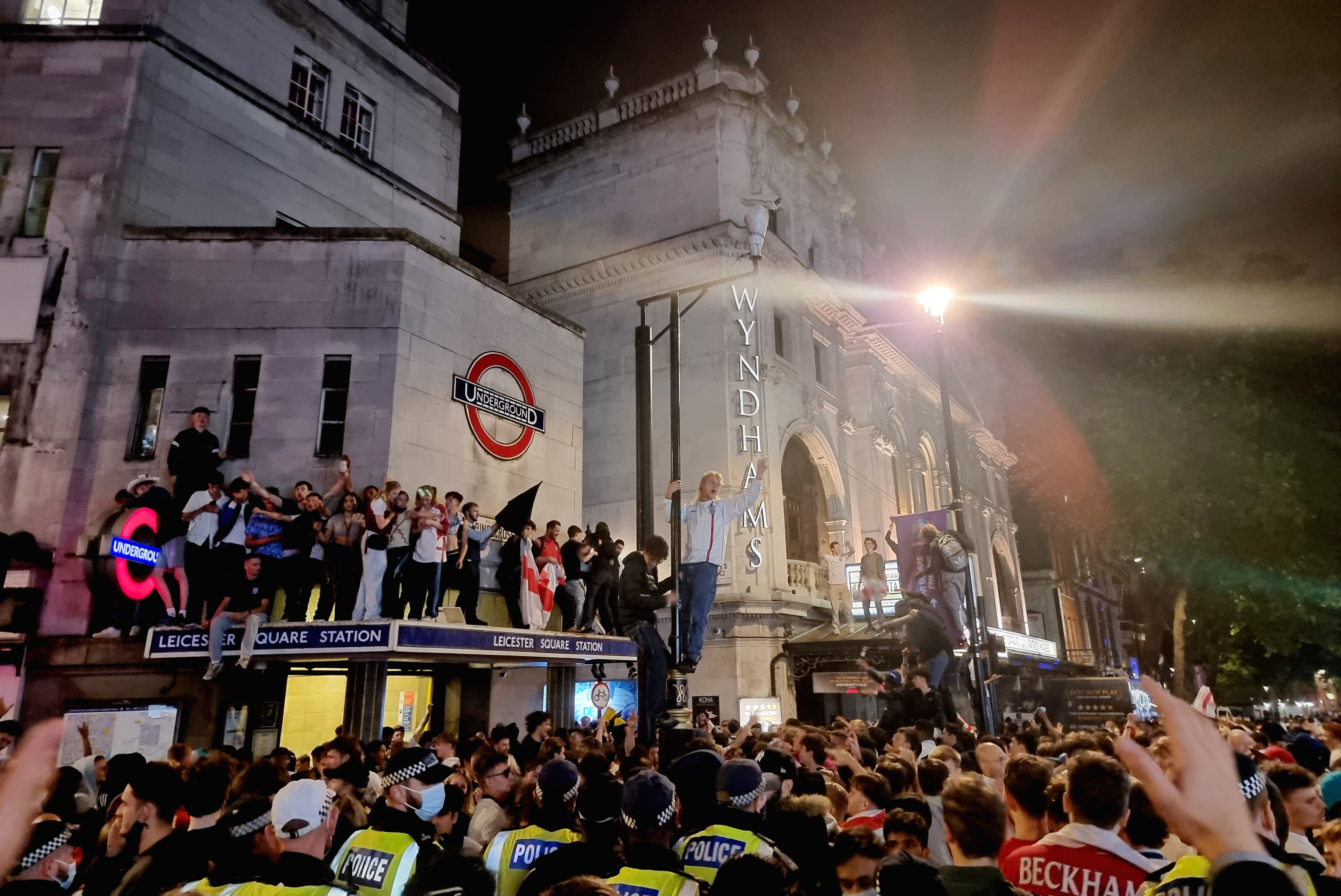 flise Kyst Traktat Police make 20 arrests in London after fans celebrate England's win |  Reuters