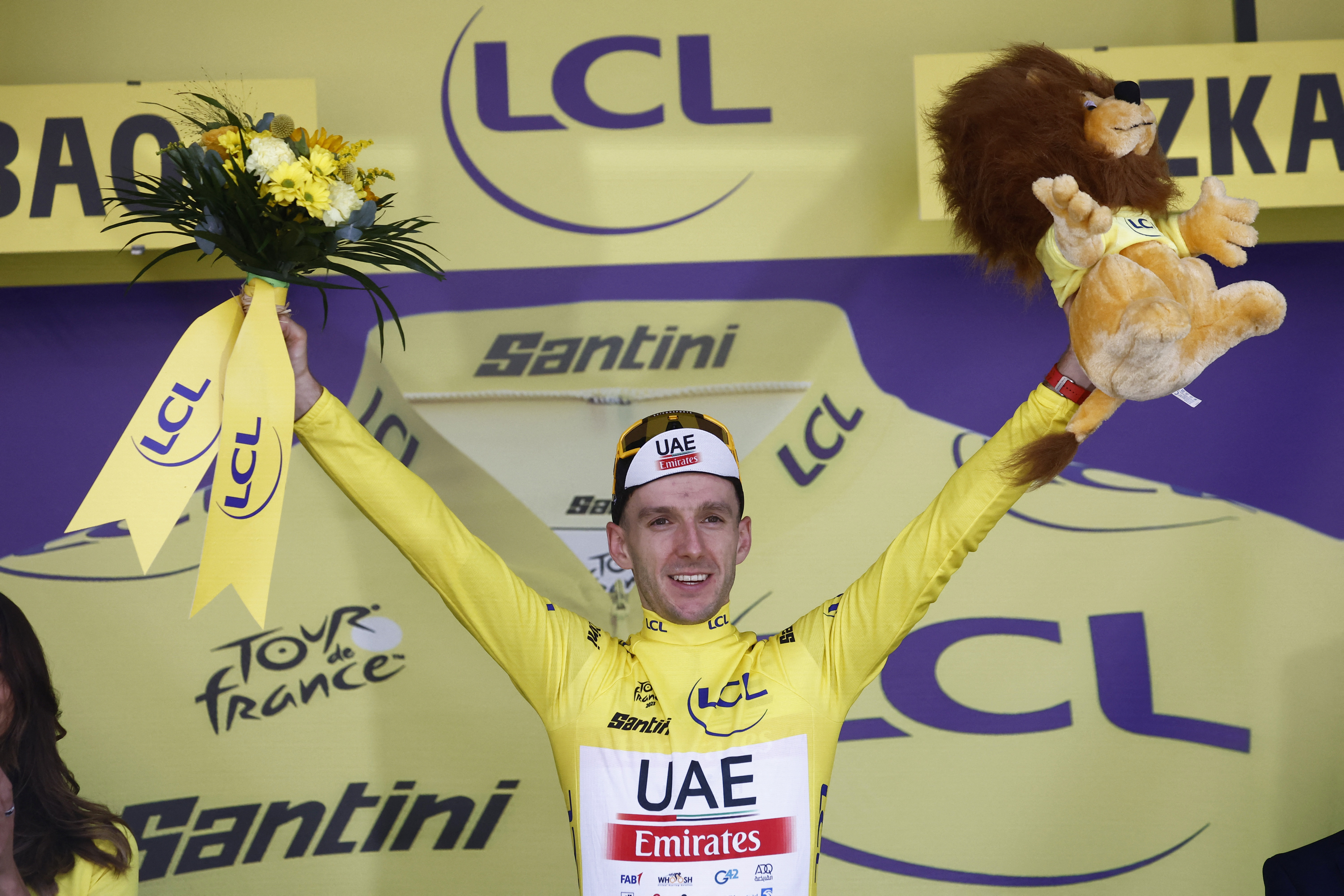 Tour de France 2023: Adam Yates beats twin brother Simon on opening stage