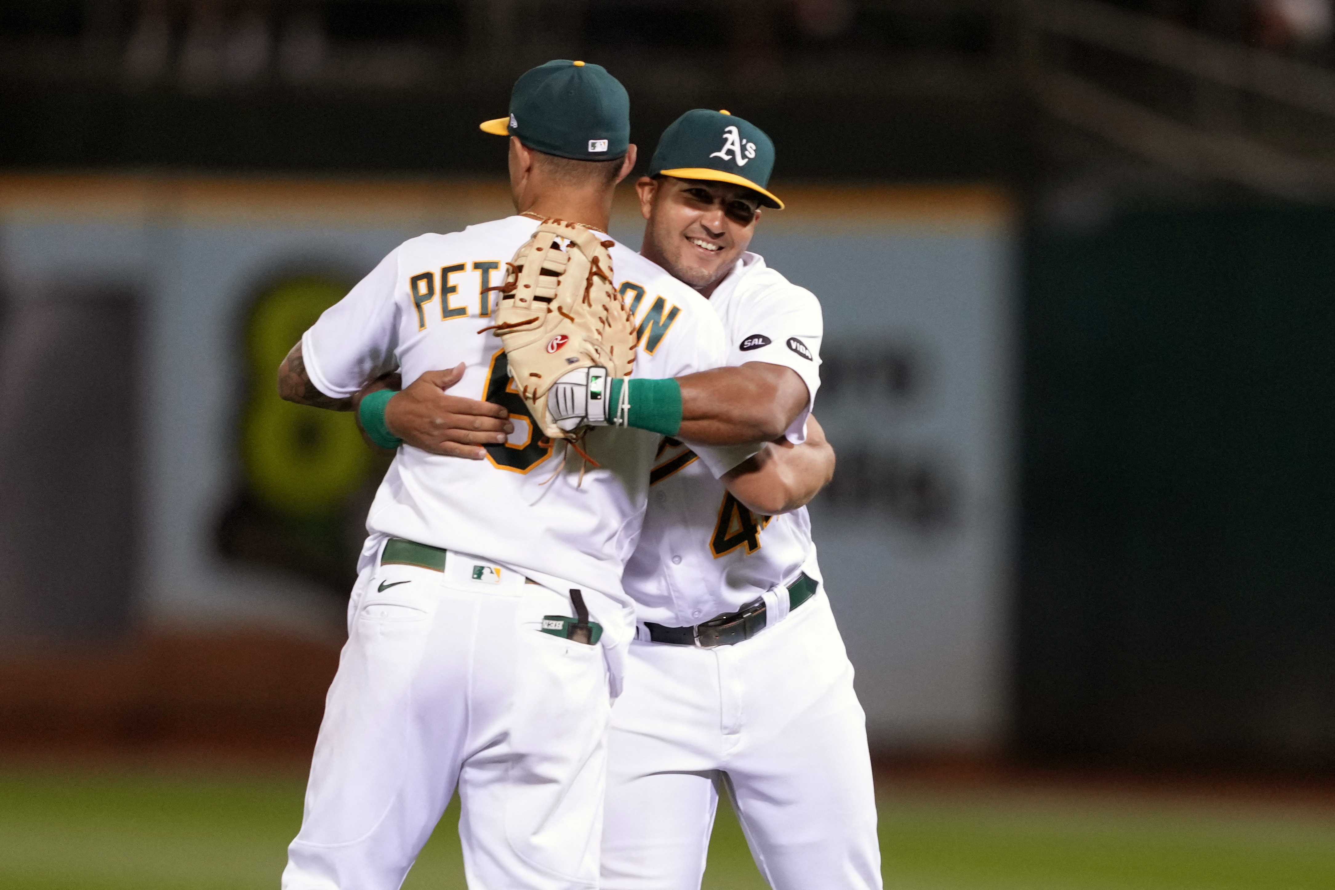 A's build early lead, then bullpen holds off White Sox