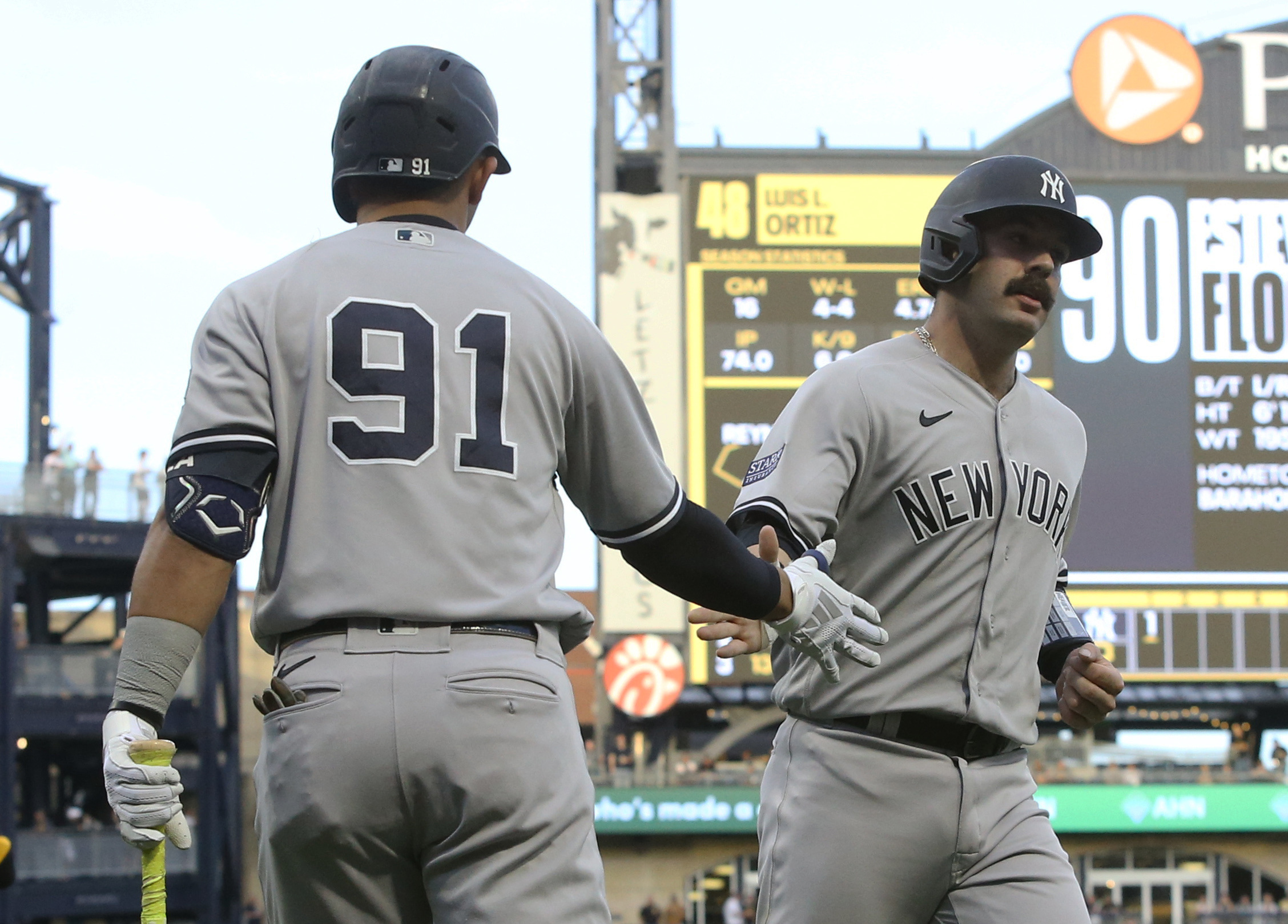 Giancarlo Stanton goes deep as Yankees sink Pirates