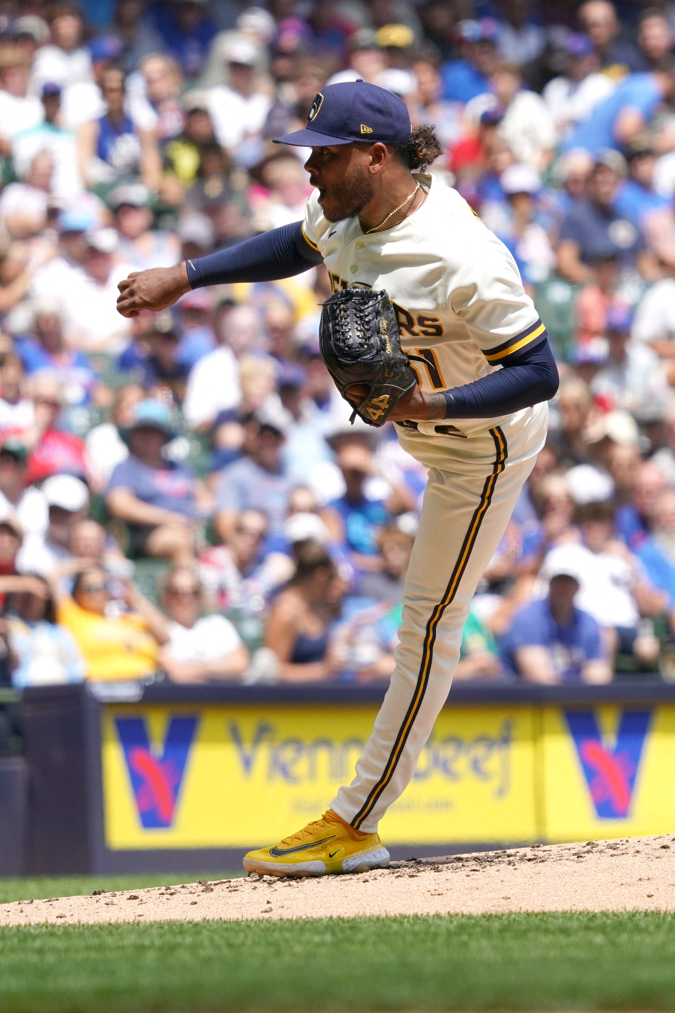 Victor Caratini powers Brewers past Cubs