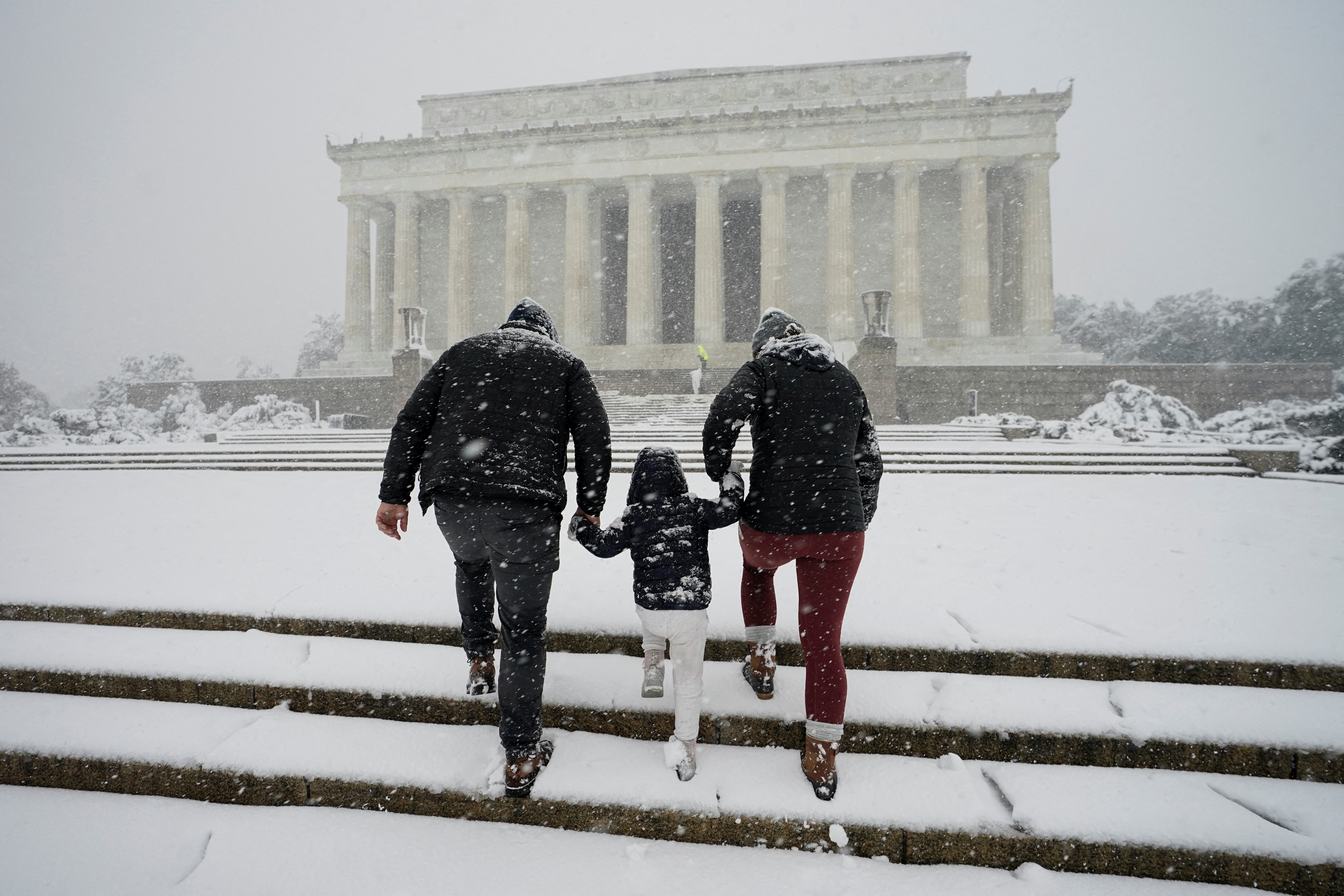 Winter storm brings heavy snow in Washington