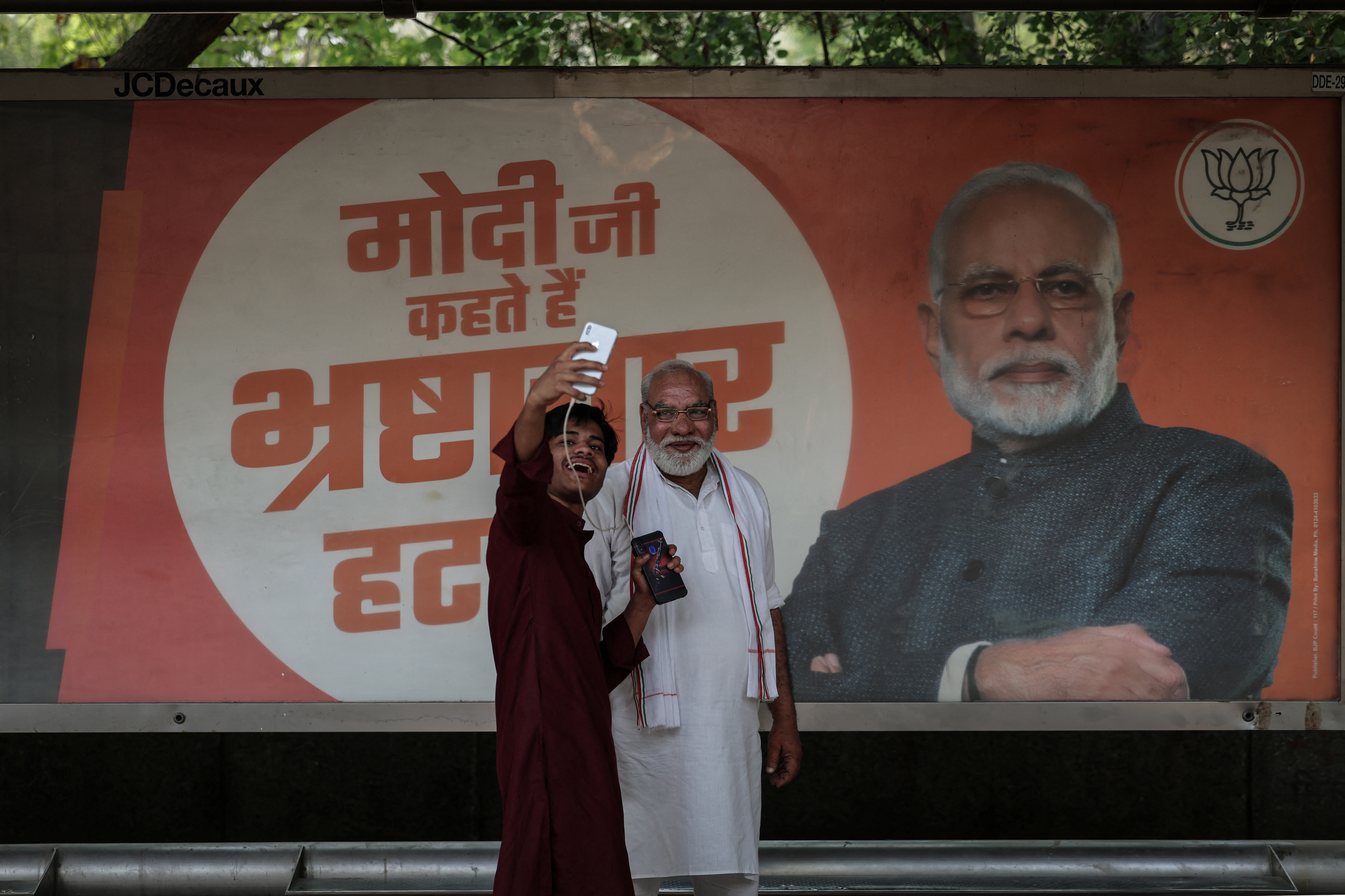 The Wider Image: Indian election casts spotlight on Modi look-alikes