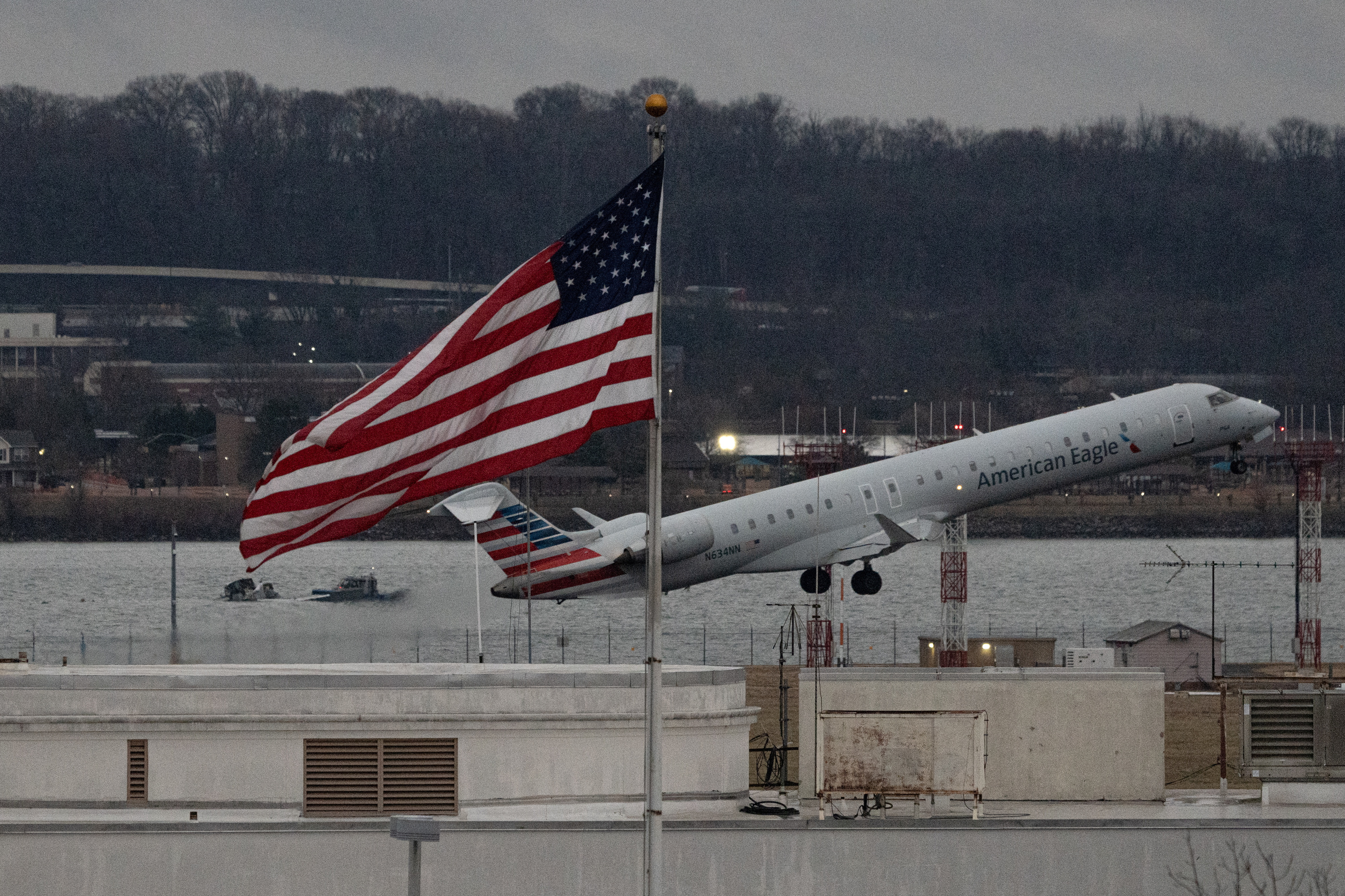 米、ヘリのブラックボックスも回収 首都空港付近のヘリ飛行制限 | ロイター