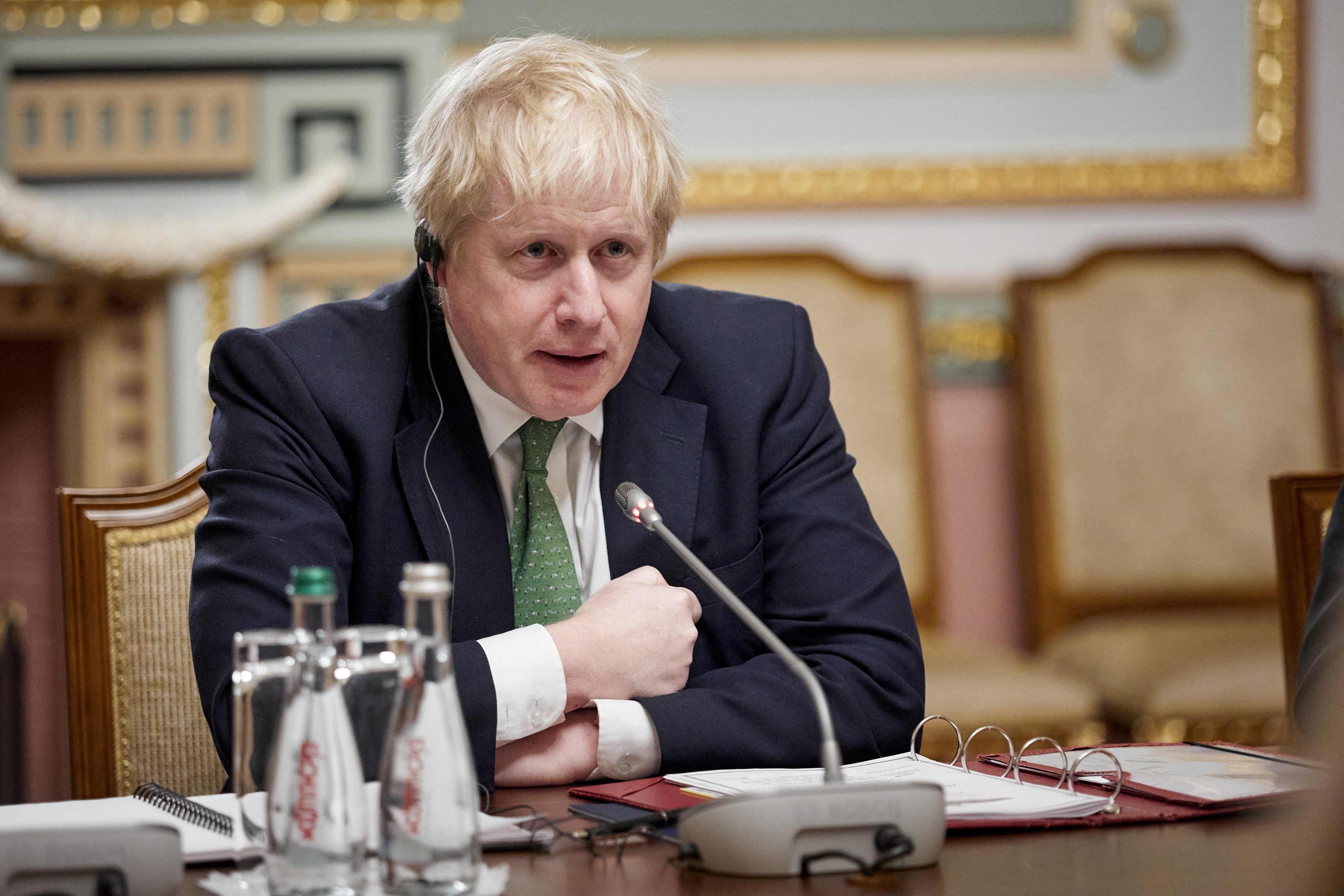 O primeiro-ministro britânico Boris Johnson conversa com o presidente ucraniano Volodymyr Zelenskiy em Kiev, Ucrânia, em 1º de fevereiro de 2022.