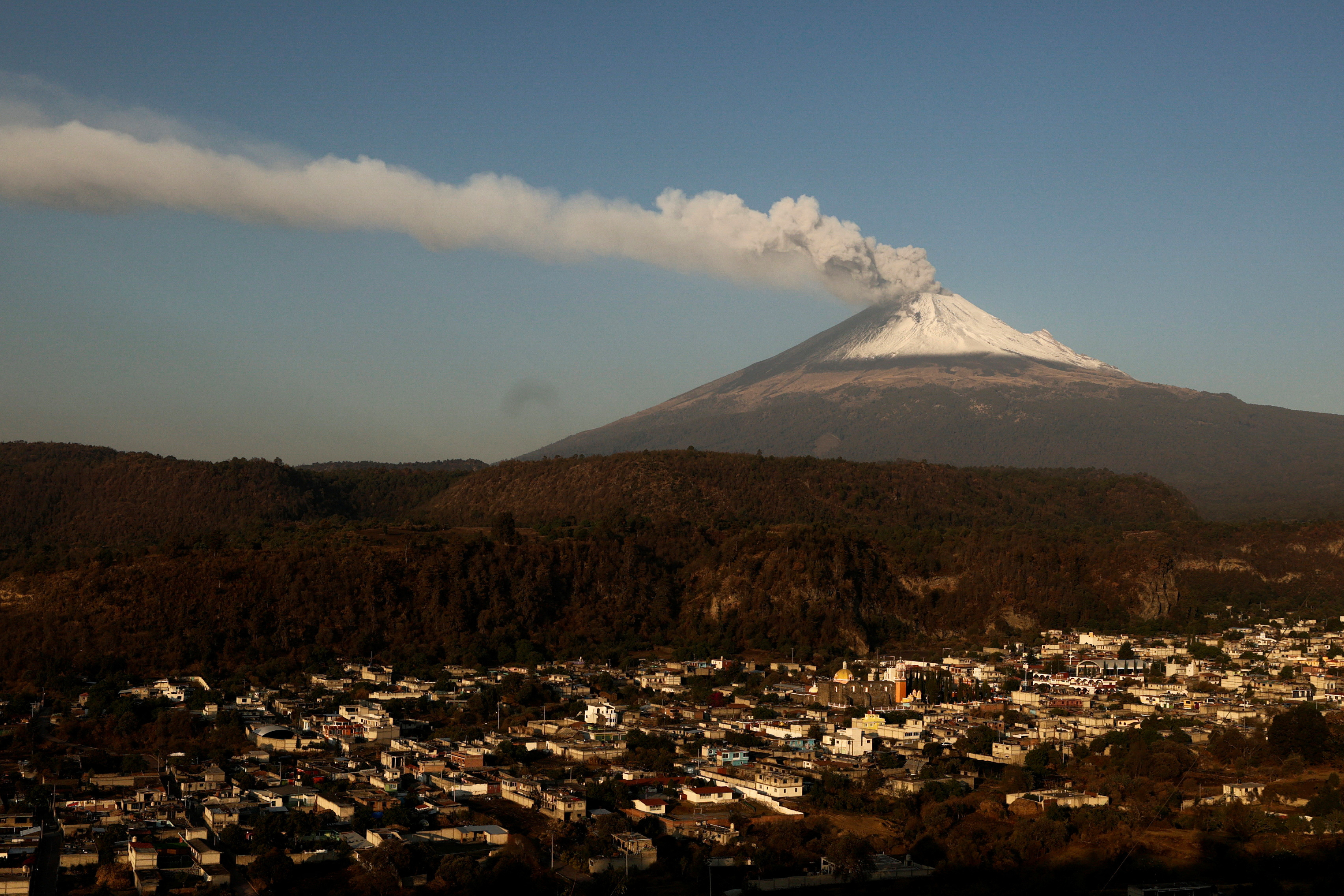 Cierran aeropuerto de Ciudad de México por ceniza volcánica